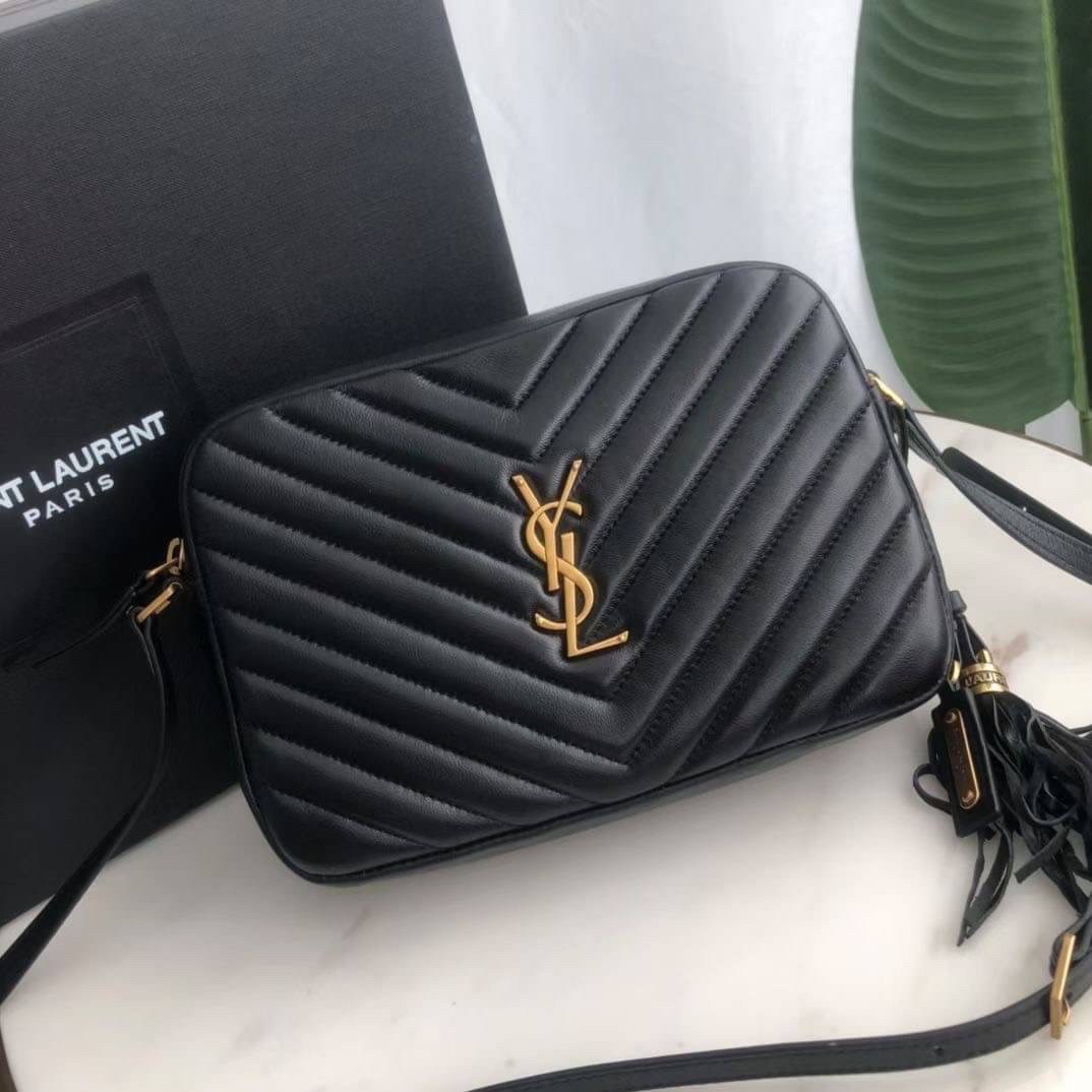 หนังแท้ YSL SAINT LAURENT Lou Medium Monogram YSL Calf Crossbody Bag Anatomy of YSL Camera Bag กระเป๋าสะพายแบรนด์ดังสุดฮิต เป็นอีกหนึ่ง Item ยอดนิยมสำหรับสาวๆ ที่รักความคล่องแคล่ว มีจุดเด่นทั้งในเรื่องการออกแบบกระเป๋า ที่สามารถนำออกมาใช้ได้ในทุกโอกาส สวย 