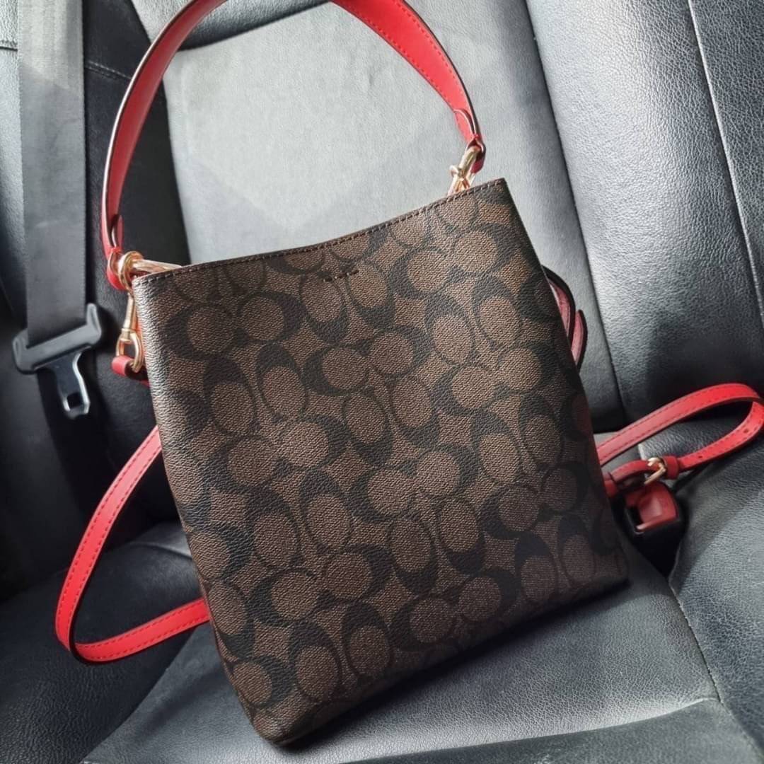 COACH 2312 SMALL TOWN BUCKET BAG IN SIGNATURE CANVAS รุ่นยอดนิยมใบเล็กมาครบสีแล้วจ้า กระเป๋าทรงบัคเก็ต สีผู้ดี๊ผู้ดี ตัวกระเป๋าดีไซน์คลาสสิคลายซี ดูโดดเด่น วัสดุหนังแคนวาสเคลือบลาย สวยคมทุกมุมจริงๆ!! เปิด-ปิดด้วยกระดุมแม่เหล็กทั้ง 2 ฝั่ง ภายในเป็นช่องโล่ง