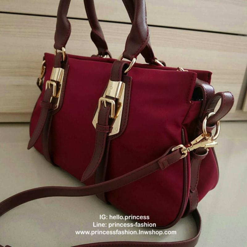 กระเป๋าสะพายทรง Handbag จากงานพรีเมี่ยมกิ้ฟ แบรนด์ PRADA ของแท้100% เป็นกระเป๋าผ้า Nylon สลับหนัง PU จุของได้เยอะ สะพายไหล่ได้ เปิดปิดด้วยซิป ถือก็สวยๆ มีสายยาวค่ะ ใช้แล้วสวยมากๆคุ้มเกินราคารับประกัน รีบช้อปก่อนหมดน้าาา Don't miss เลยค้าาา