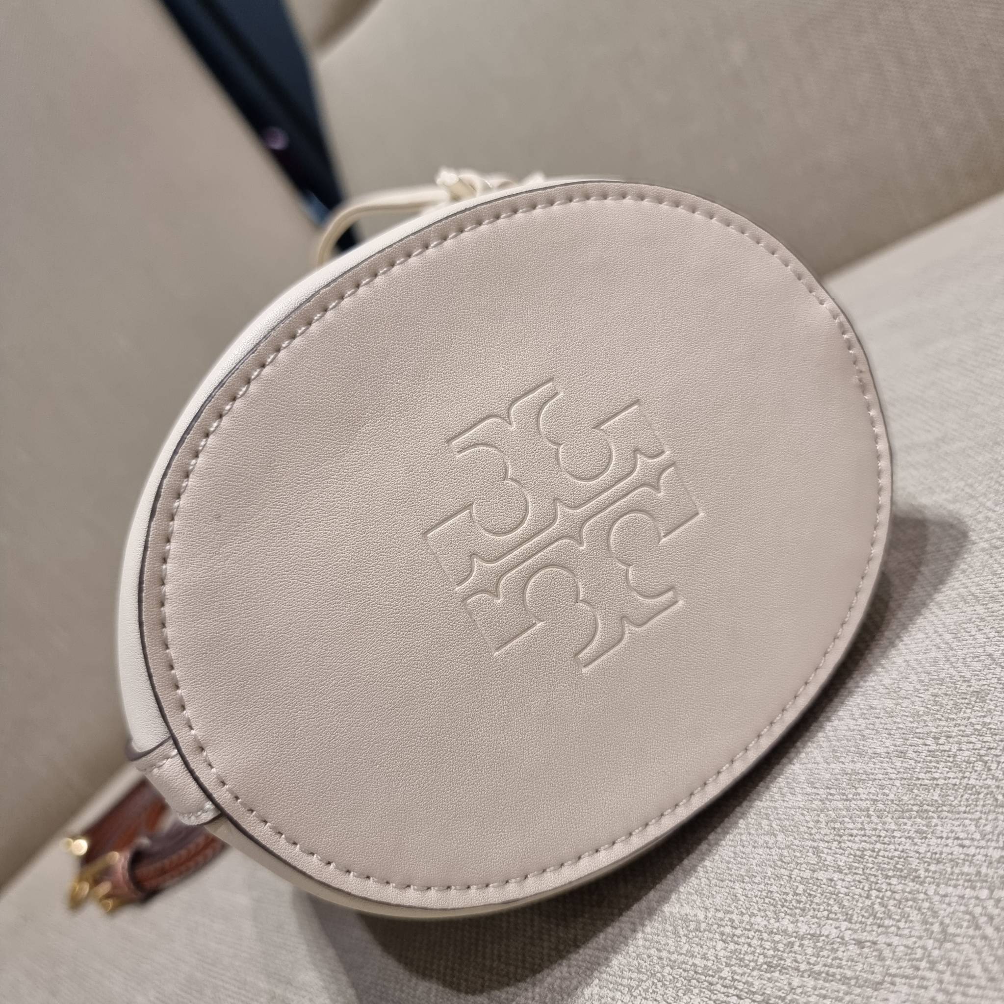 TORY BURCH T MONOGRAM EMBOSSED MINI BUCKET BAG คอลเลคชั่นใหม่ กับกระเป๋าบัคเก็ตทรงยอดนิยม ในไซส์มินิ ดีไซน์ใหม่ล่าสุด สวยลูกคุณหนู หรูหรา!! ด้วยดีเทลผิวลายนูนลวดลายเอกลักษณ์ วัสดุหนังแท้ ปากกระเป๋ารูดเปิด-ปิดได้ มีหูจับในตัว สะดวกใช้ไปอีก และมีสายสะพายข้า