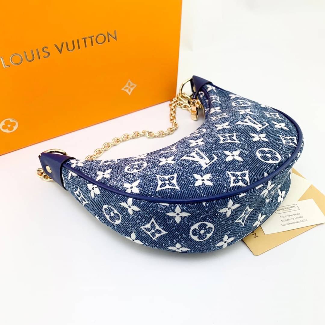 LV Loop Navy Blue Denim Jacquard textile lining / LOUIS VUITTON MONOGRAM LOOP BAG กระเป๋าทรง half-moon Loop พร้อมส่งกระเป๋าทรง half-moon Loop ที่รังสรรค์ออกมาได้สวย เก๋ และดูดีมากๆ ใบจริงสวย น่าใช้มากๆ ได้กับทุกๆวัน ตลอดวันเลยจริงๆ สินค้าเข้าใหม่ แนะนำ ห้