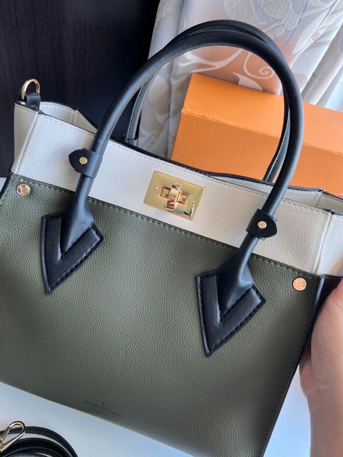 หนังแท้ LV On My Side PM กระเป๋าโท้ทขนาดกะทัดรัดที่ผลิตจากหนังลูกวัวเนื้อนุ่ม เกรดออริจินอล ภาพสินค้าถ่ายจากงานขายจริง ใช้งานต่างประเทศได้