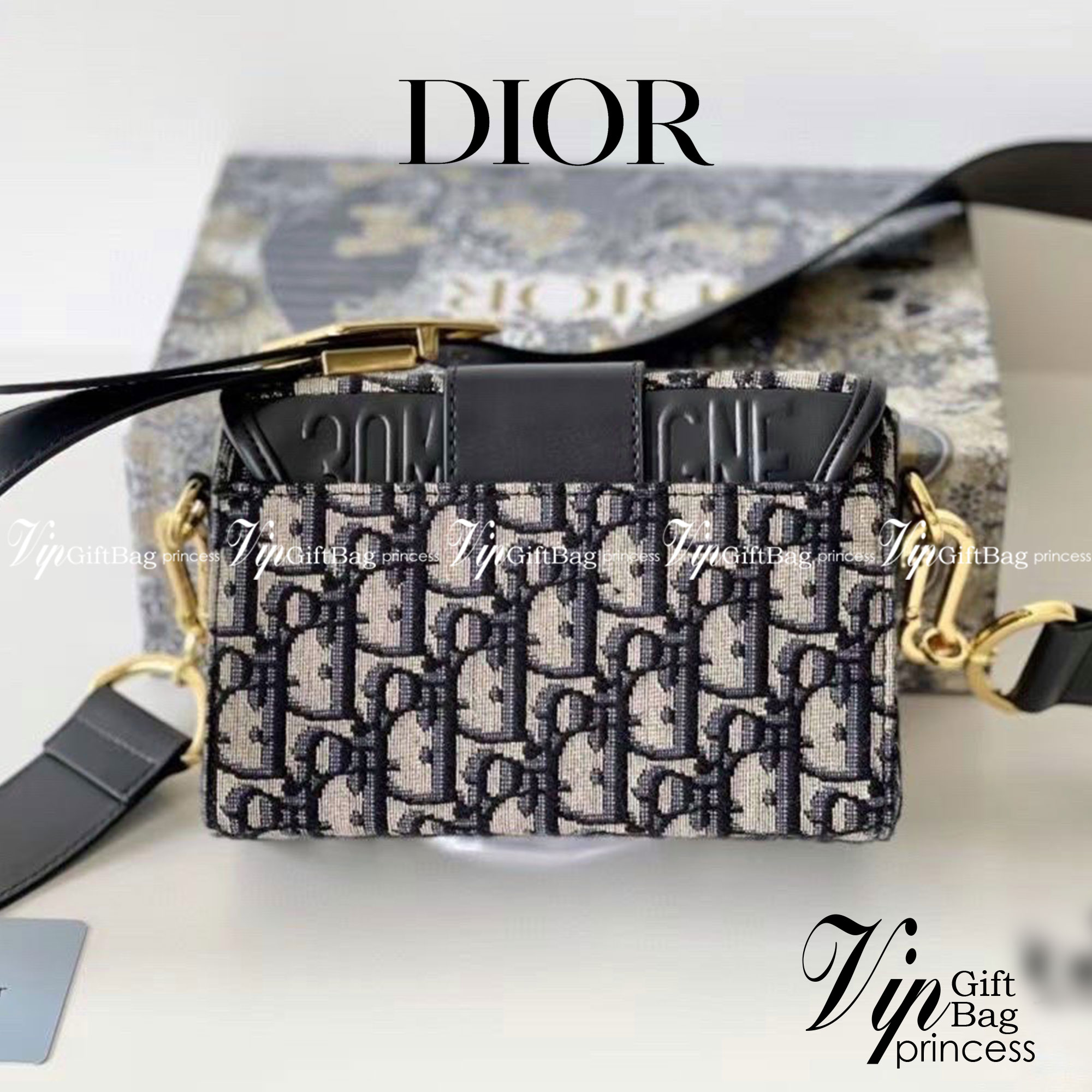 DIOR MINI BAG 7" กระเป๋าสะพายทรงกล่องเปิดหน้า แต่งอะไหล่CD ด้านหน้า มาพร้อมสายสะพายสามารถปรับระดับได้ ทรงสี่เหลี่ยมหนังเรียบสวยหรูอยู่ทรง ภายในโล่งมีโลโก้สามารถใส่มือถือของใช้จุกจิกได้ มาพร้อมถุงผ้ากล่องแบรนด์ รุ่นตามหานะคะ กำลังฮิตสุดๆ ภาพถ่ายจากสิน