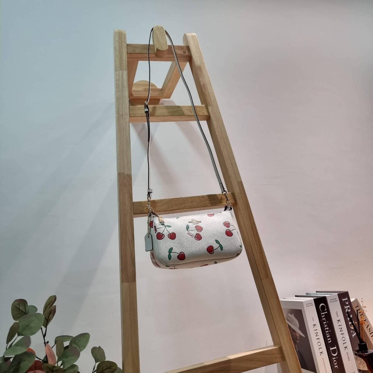 COACH F58321 TOP HANDLE POUCH คอลเลคชั่นสุดฮิต กับดีไซน์ใหม่ น่ารักน่าใช้ทุกแบบ กระเป๋าพอชทรงใช้งานง่าย สะดวก กะทัดรัด วัสดุหนังแคนวาสเคลือบคุณภาพ มาพร้อมสายคล้องในตัว และสายสะพาย crossbody ปรับเปลี่ยนได้ตามสไตล์ อีกหนึ่งไอเท็มที่สาวๆต้องมี ในราคาสุดคุ้ม 