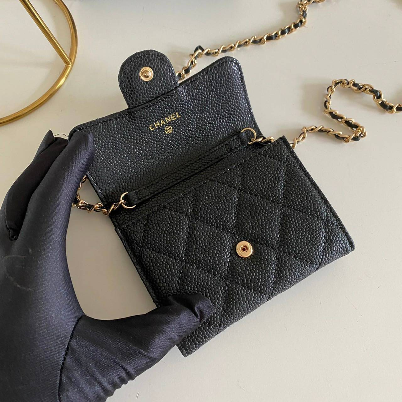 หนังแท้ Chanel wallet on chain / CHANEL BLACK CAVIAR BAG พร้อมส่งที่ไทย รุ่นยอดนิยมไอเท็มฮิตวัสดุหนังแท้คาเวียร์สวยคลาสสิคเปิดปิดด้วยฝาปิดกระดุมด้านหน้ามีโลโก้แบรนด์อะไหล่ทองสวยหรูดูดีมาพร้อมสายโซ่อะไหล่เงินและทองร้อยหนังจะสะพายไหล่ หรือ Crossbody ก็ดูดี 
