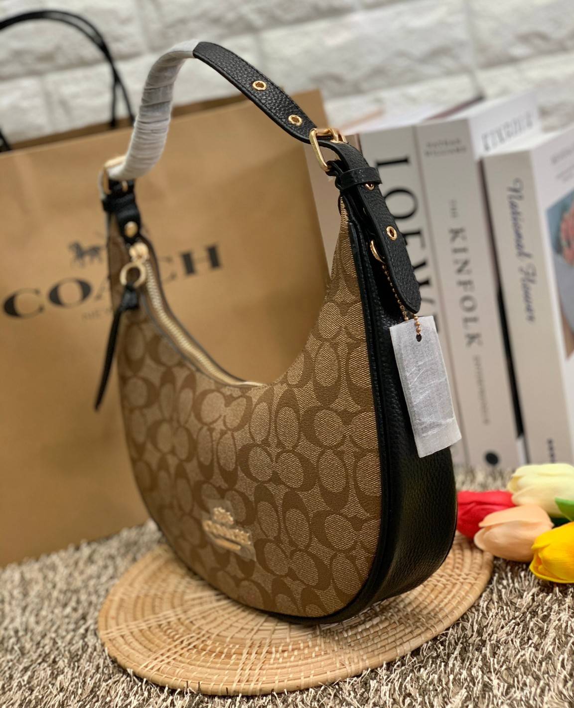 COACH BAILEY HOBO WITH WHIPSTITCH ((C4108//C1322)) พร้อมส่งที่ไทย!! สวยจริงไม่จกตาแน่นอนค่าา กระเป๋าทรงโค้ง ใช้แบบหิ้วหรือคล้องไหล่ก็ดูดี ใช้วัสดุหนังแท้ชั้นดี หนังสวยมากๆค่ะ ด้านหน้าใช้อะไหล่แบรนด์ตัวใหญ่ หรู ดูสะดุดตามีเดียว