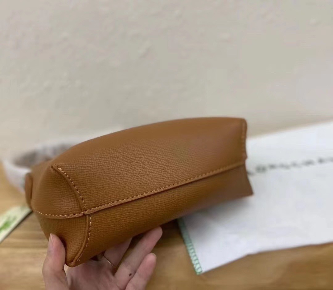 LONGCHAMP ROSEAU Hobo bag กระเป๋าสะพายไหล่ขนาดเล็ก วัสดุหนังวัว อะไหล่เงิน เป็นการผสมผสานสไตล์ที่เรียบง่าย Roseau อันเป็นสัญลักษณ์ใหม่ทั้งหมด เรียบง่าย สะดวกใช้ ประดับด้วยเข็มกลัดไม้ไผ่อันเป็นสัญลักษณ์ของแบรนด์ เรียบหรู แต่ดูดี ในแบบฉบับของ Longchamp ห้าม