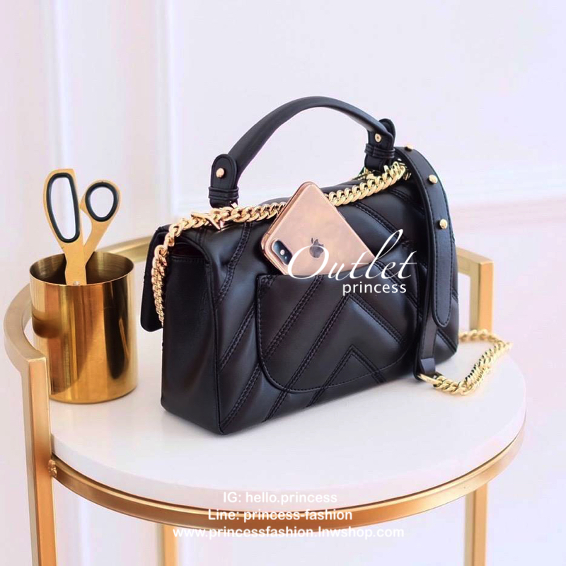 KEEP รุ่น coco chain handbag กระเป๋าทรงหรู รอบใหม่ ใช้หนัง Microfiber นิ่ม ฟู ตึงสวย ทนกว่าเดิมอยู่ทรง ใครชอบสไตล์นี้ห้ามพลาดนะคะ ใบนี้มีหูถือได้ ด้านในสีแดงสวย มีช่องแบ่งเก็บของหลายช่อง ด้านหลังมีช่องพิเศษสามารถใส่มือถือได้ค่ะ สายปรับ สั้น ยาวได้ ใบนี้ ค