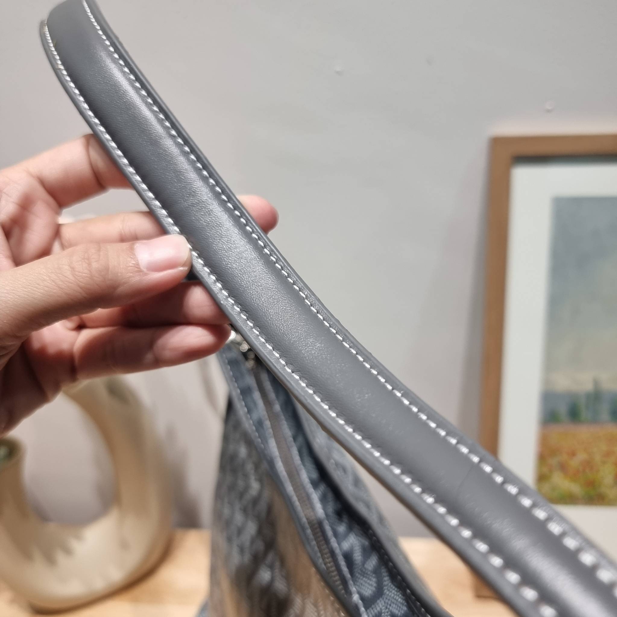 GOYARD BOHEME HOBO BAG / GOYARD HOBO กระเป๋าสะพายทรงโฮโบ ใบใหญ่จุใจ!! มาครบสีขายดี เลิศทุกสี รูปทรงคลาสสิค ดีไซน์เป็นเอกลักษณ์ วัสดุหนังแคนวาสพิมพ์ลายสวยคม ปากกระเป๋ามีซิปเปิด-ปิดกันของหล่นได้ ภายในโล่งกว้างมาก มาพร้อมสายคล้องในตัว ทนทาน สะพายสวยๆได้ทุกวั