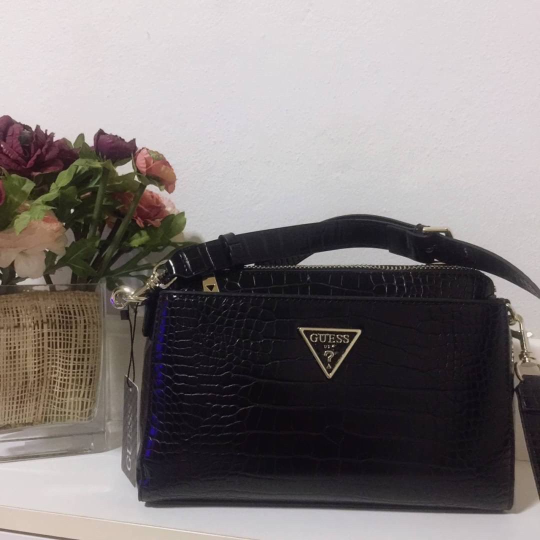 ของแท้ 💯% Guess maddy girlfriend crossbody กระเป๋าสะพายรุ่นใหม่ล่าสุดจาก Guess factory วัสดุ PU คุณภาพดีนิ่ม น้ำหนักเบา ด้านหน้าประดับด้วยโลโก้แบรนด์สวยโดดเด่น
