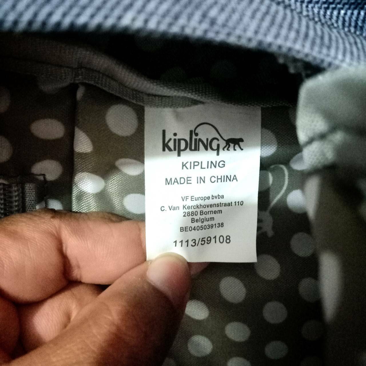 KIPLING 3 WAYS MINI BACKPACK 👍กระเป๋าสะพายรุ่นใหม่วัสดุ Nylon & Polyester 100% 👍หูหิ้วมีลายปั้มแบรนด์ 👍สายสะพายยาวเลื่อนปรับได้ถอดได้ 👍สามารถถือหรือสะพายได้ จะสะพายไหล่ สะพายเฉียง Crossbody หรือจะคล้องสายเป็นเป้สะพายหลัง Ba