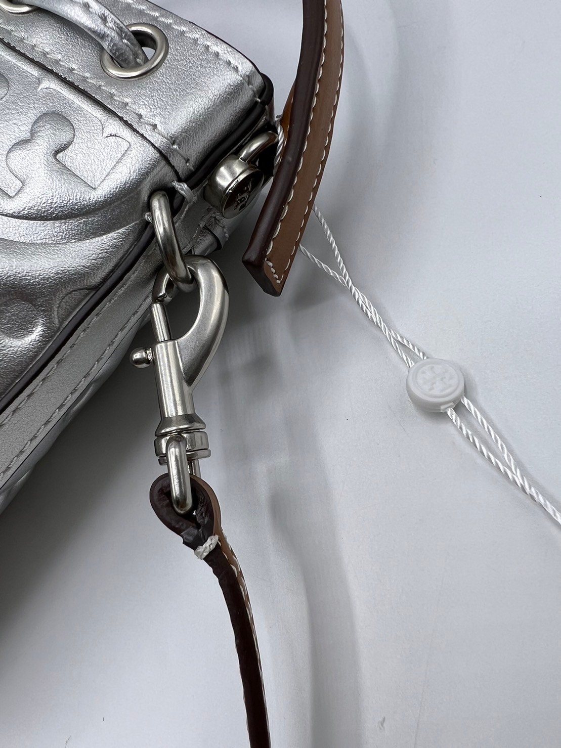 6 สี Tory Burch Puffy Mini / Tory burch T Monogram Puffy Patent Mini Bucket Bag / Tory Bucket Bag กระเป๋าบัคเกต size เล็ก โดดเด่นด้วยโลโก้ตัวนูนปั๊มด้านหน้า