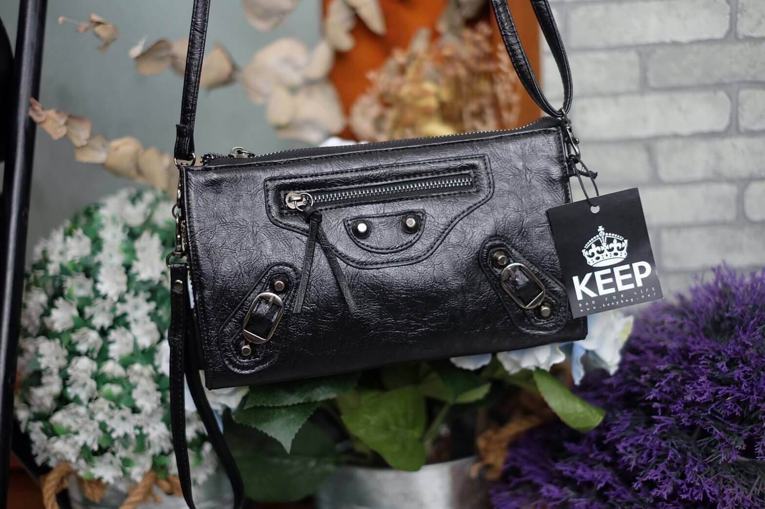 มาตามคำเรียกร้องคะสำหรับ size นี้ รอบนี้ ได้ ของ KEEP BRAND มาคะ รับรองความสวย 😍กระเป๋า KEEP Milan shoulder &clutch bag ตัวกระเป๋าผลิตจากหนังแกะเทียม ลายหนังชัดเจน สวย อะไหล่สีดำเข้ากับกระเป๋าสุดๆคะ จุดเด่นคือ สามารถใช้งานได้แบบ 2 in 1 เลยคะ ถือคล้