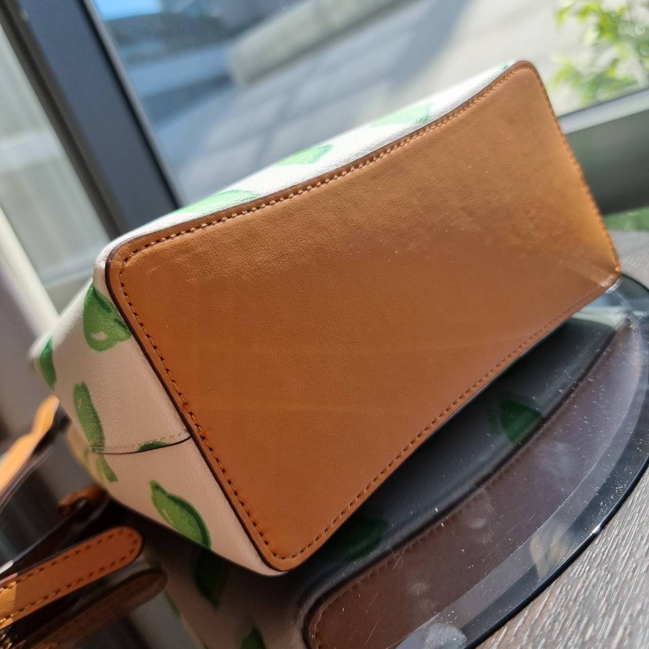 OUTTLET 】COACH 1625 SMALL TOWN BUCKET BAG WITH LIME PRINT ต้อนรับปีใหม่ด้วยความสดใส กับรุ่นยอดนิยม กระเป๋าทรงบัคเก็ตไซส์เล็ก ดีไซน์ลวดลายจี๊ดจ๊าด น่าใช้จริงจัง วัสดุหนังแคนวาสเคลือบลาย สวยคมแซ่บมากๆ เปิด-ปิดด้วยกระดุมแม่เหล็กทั้ง 2 ฝั่ง ภายในเป็นช่องโล่ง 