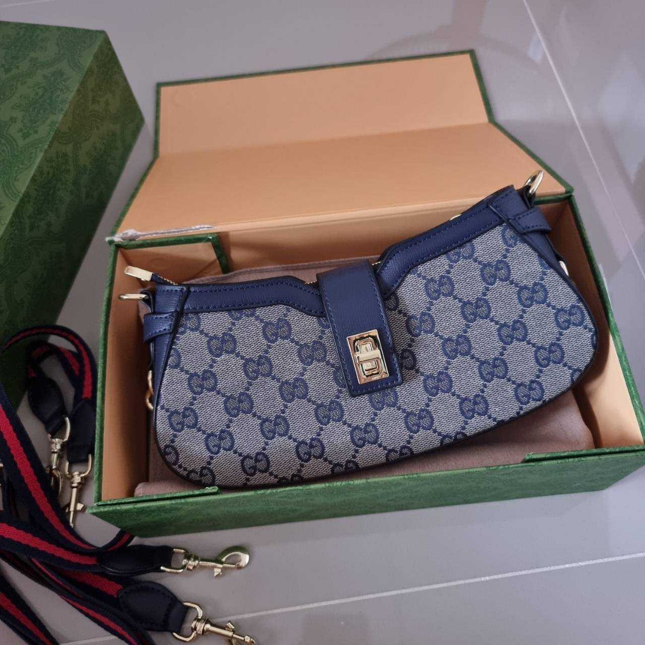 Gucci moon side mini shoulder bag สวยย้อนยุค y2k กำลังมาแรง กับอีกหนึ่งไอเท็มสุดจึ้ง ด้วยขนาดที่กำลังพอดี ดีไซน์คลาสสิคลัคชู ดูผู้ดี