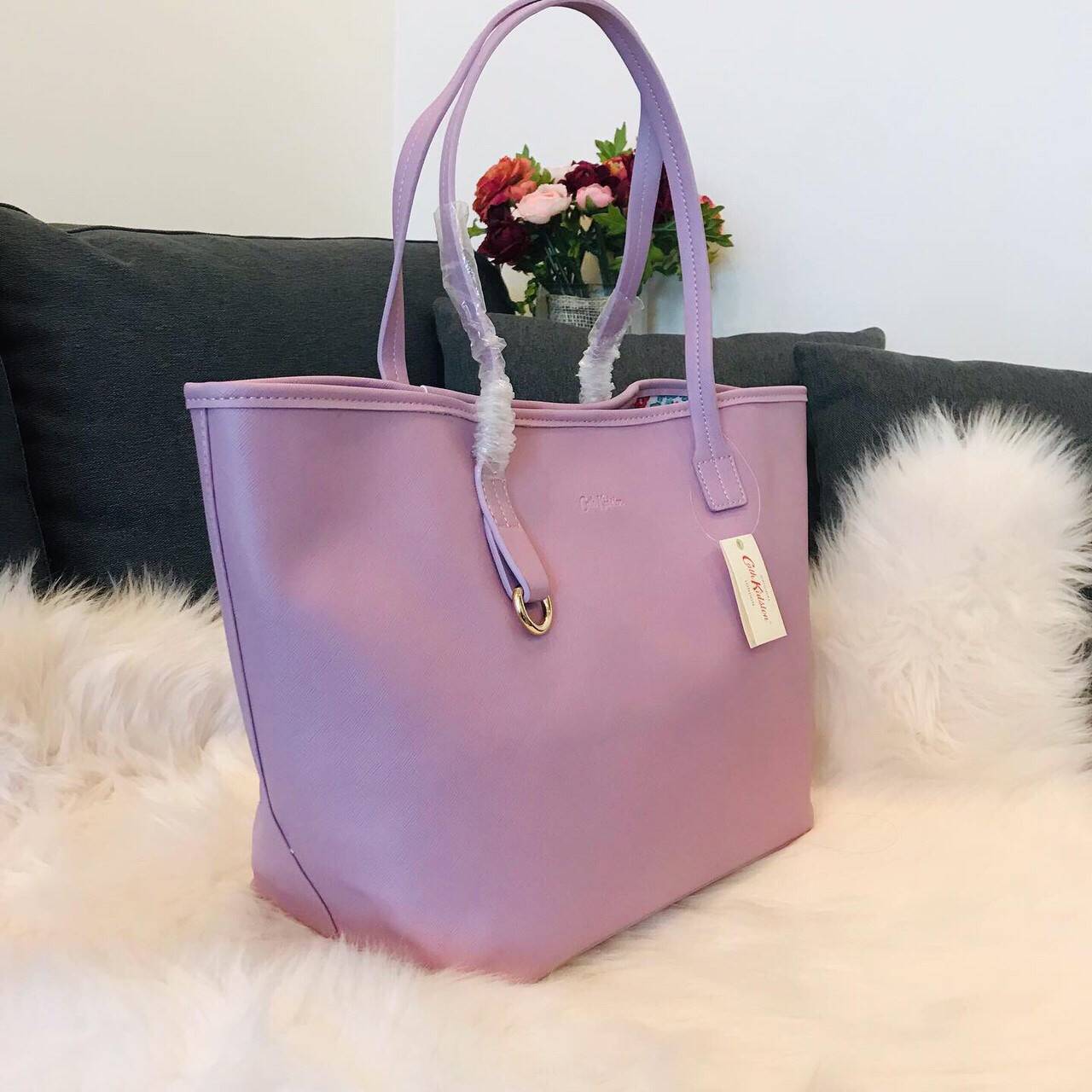 Cath kidston tote bag กระเป๋าสะพายรุ่นใหม่ วัสดุ PU คุณภาพดี นิ่ม น้ำหนักเบา เช็ดทำความสะอาดง่าย เปิดปิดกระเป๋าด้วยกระดุมแม่เหล็ก ด้านในโล่งกว้างมีช่องซิปสำหรับใส่ของ จุของได้เยอะ สายสะพายไหล่ยาวสุด22cm.ขนาดกำลังดีราคาสุดคุ้มห้ามพลาดค่ะ