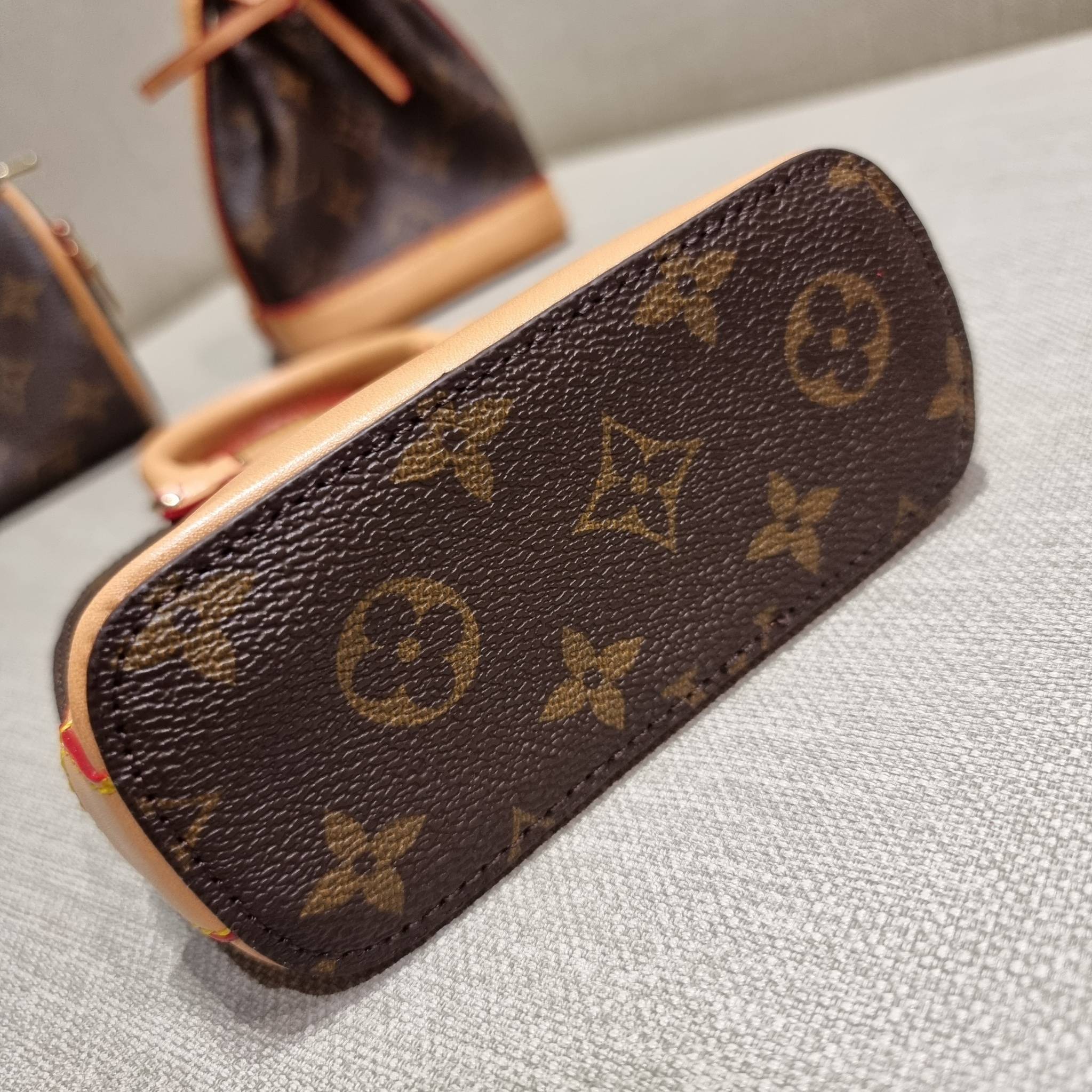 LV TRIO MINI ICONES ใหม่ล่าสุด น่ารักน่าใช้ ที่รวบรวมรุ่นสุดยอดที่เป็นดั่งไอคอนนิค ให้ทุกคนได้สะสมครบคอลเลคชั่น ในไซส์มินิ วัสดุหนังแคนวาสทุกใบ มีสายสะพายข้างให้ เกี่ยวทุกใบรวมสะพายทีเดียว หรือแยกใช้วันแบบ วันละสไตล์ สลับได้ไม่มีเบื่อ มาพร้อม box set ครบ 