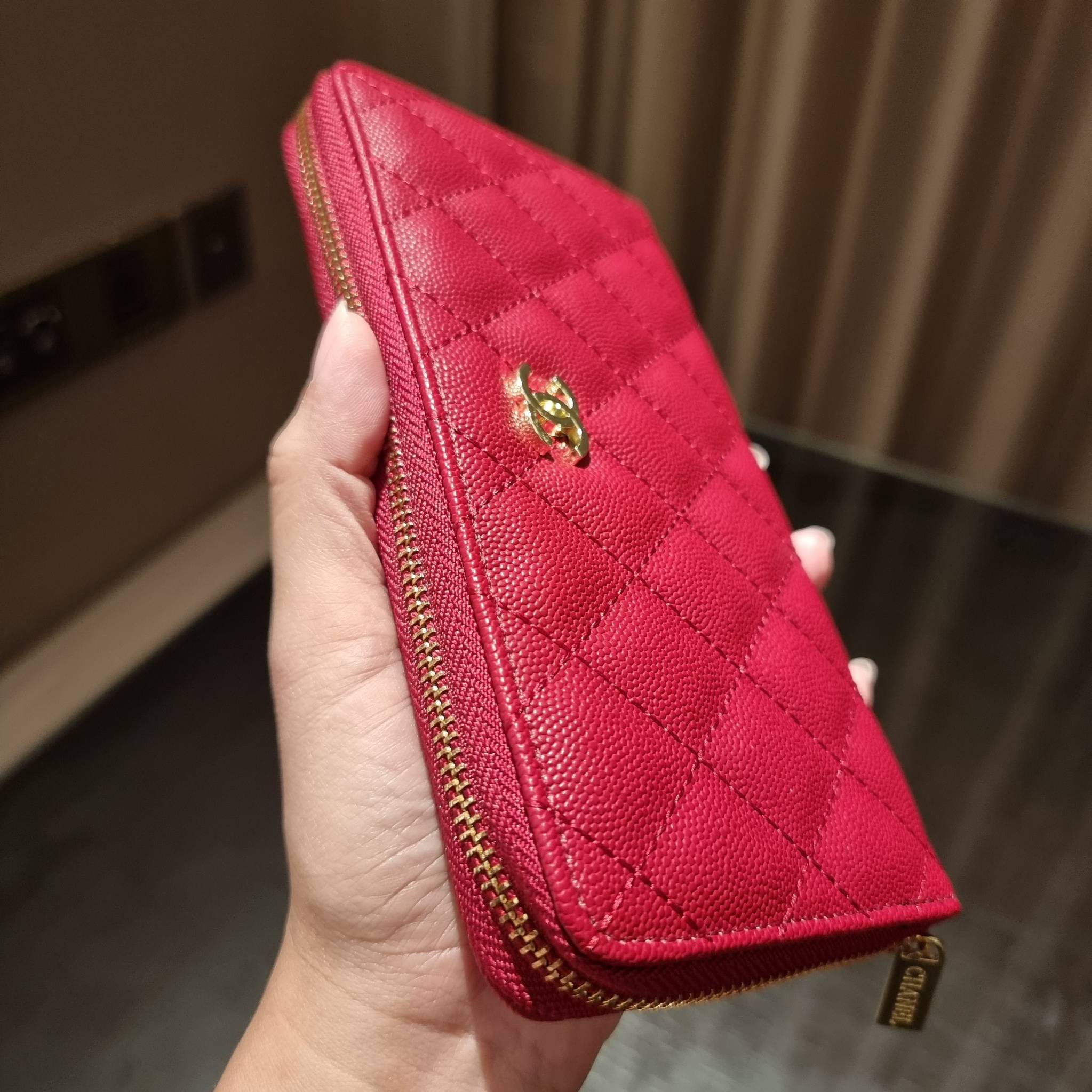 VIP 】กระเป๋าสตางค์ใบยาวรุ่นซิปรอบ สวยรับทรัพย์จาก Chanel วัสดุหนังลายคาร์เวีย ใช้แล้วขับผิวสุดๆ เปิด-ปิดด้วยซิปรูดรอบใบ ใช้งานง่าย ภายในกระเป๋ามีช่องใส่บัตรได้ ใส่ธนบัตรหรือเหรียญได้ มีช่องซิปแยกอีกหนึ่งช่อง ดีไซน์เรียบหรูแบบนี้ สาวๆห้ามพลาดกันน้า!! ซื้อใ