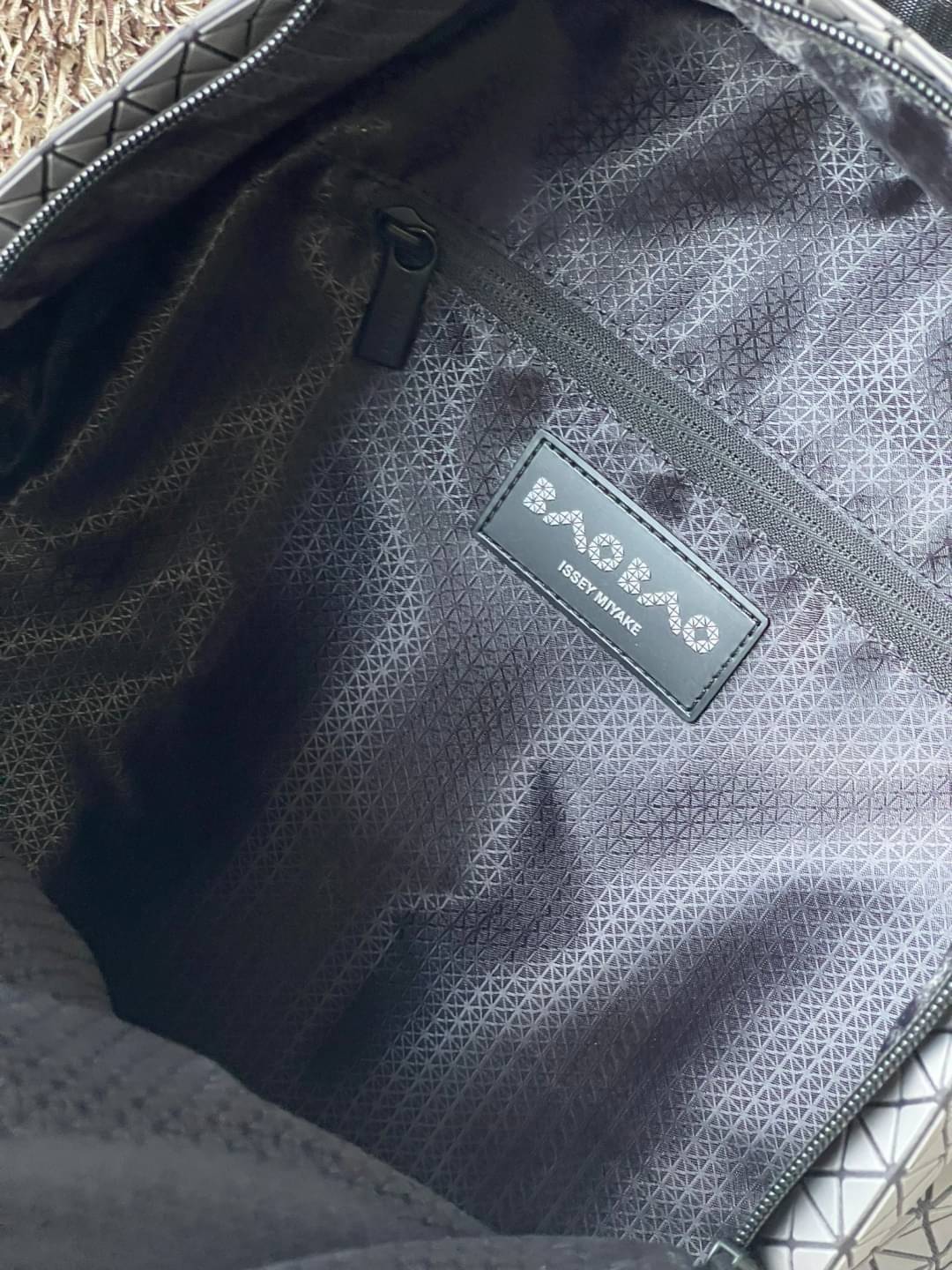 Bao Bao Issey Miyake Daypack geometric backpack กระเป๋าเป้ทรงคลาสสิก รองรับน้ำหนักได้ดี เหมาะกับการเดินทาง เป้สะพายหลังรุ่น Daypack One-Tone Backpack มาในรูปทรงกระเป๋าเป้สุดคลาสสิก โดดเด่นด้วยการออกแบบที่เป็นเอกลักษณ์ วัสดุสามเหลี่ยมขนาดเล็กพิเศษ ได้กลิ่น