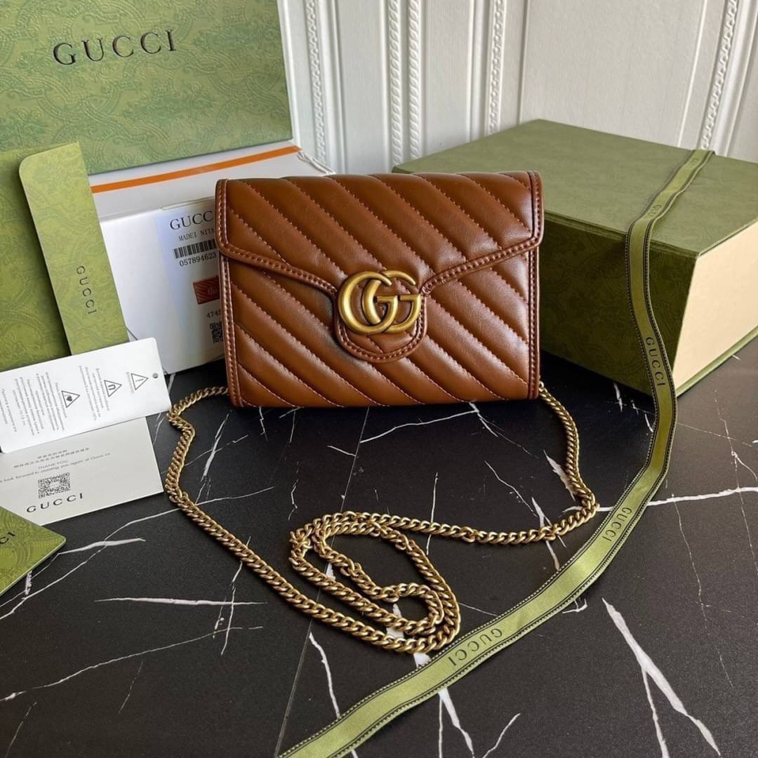 หนังแท้ GG Marmont matelassé mini bag พร้อมส่งที่ไทย GUCCI Wallet on Chain ภาพสินค้าถ่ายจากงานขายจริง รุ่นนี้หนังสวยมากค่ะ ละมุนที่สุด ใส่บัตร ใส่แบงค์ได้ รับรองว่าจะเป็นกระเป๋าที่จะหยิบใช้งานได้บ่อยๆ รับประกันความสวยปังค่าาา