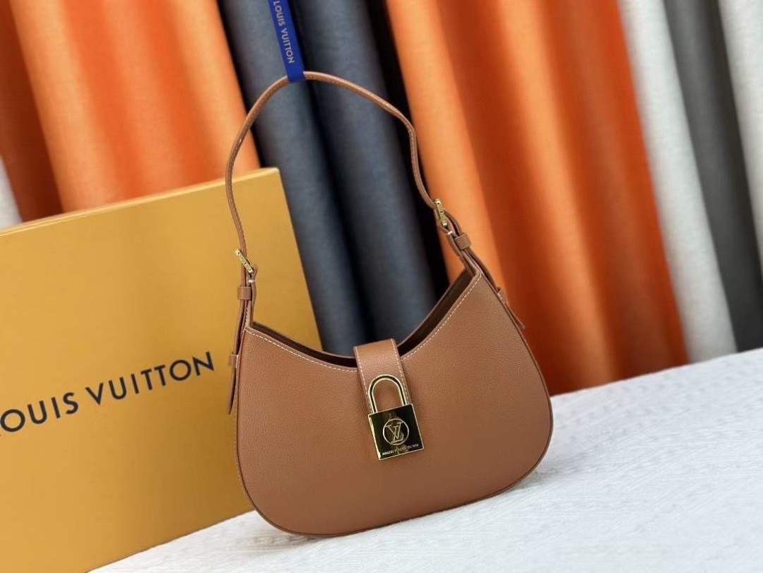 LV Low Key Shoulder Bag กระเป๋าถือดีไซน์เรียบหรูสไตล์ quiet luxury ตกแต่งแม่กุญแจ LV เกรดออริ 1:1 ใช้งานต่างประเทศได้