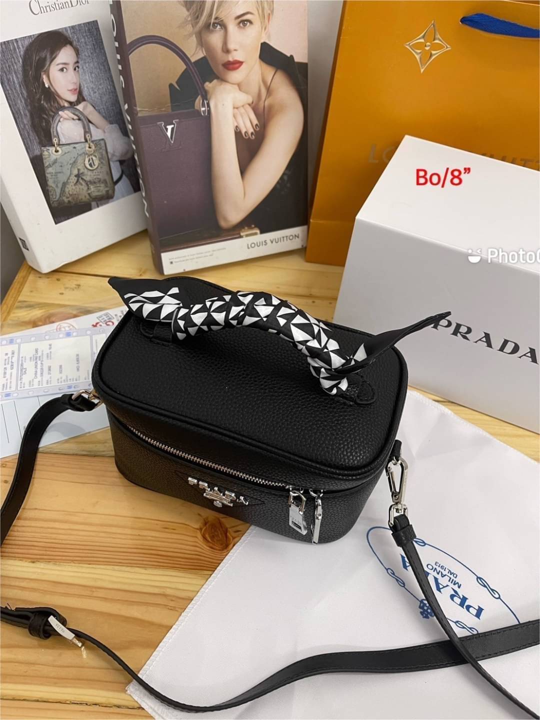 PRADA BOX Leather Shoulder Bag กระเป๋าทรงกล่อง ดีไซน์ยูนีค ไม่ซ้ำ สวยมีสไตล์ มีหูจับในตัว และสายสะพายข้างมาให้ ภายในเป็นช่องโล่ง จัดไปเท่ก่อนใครได้เลย