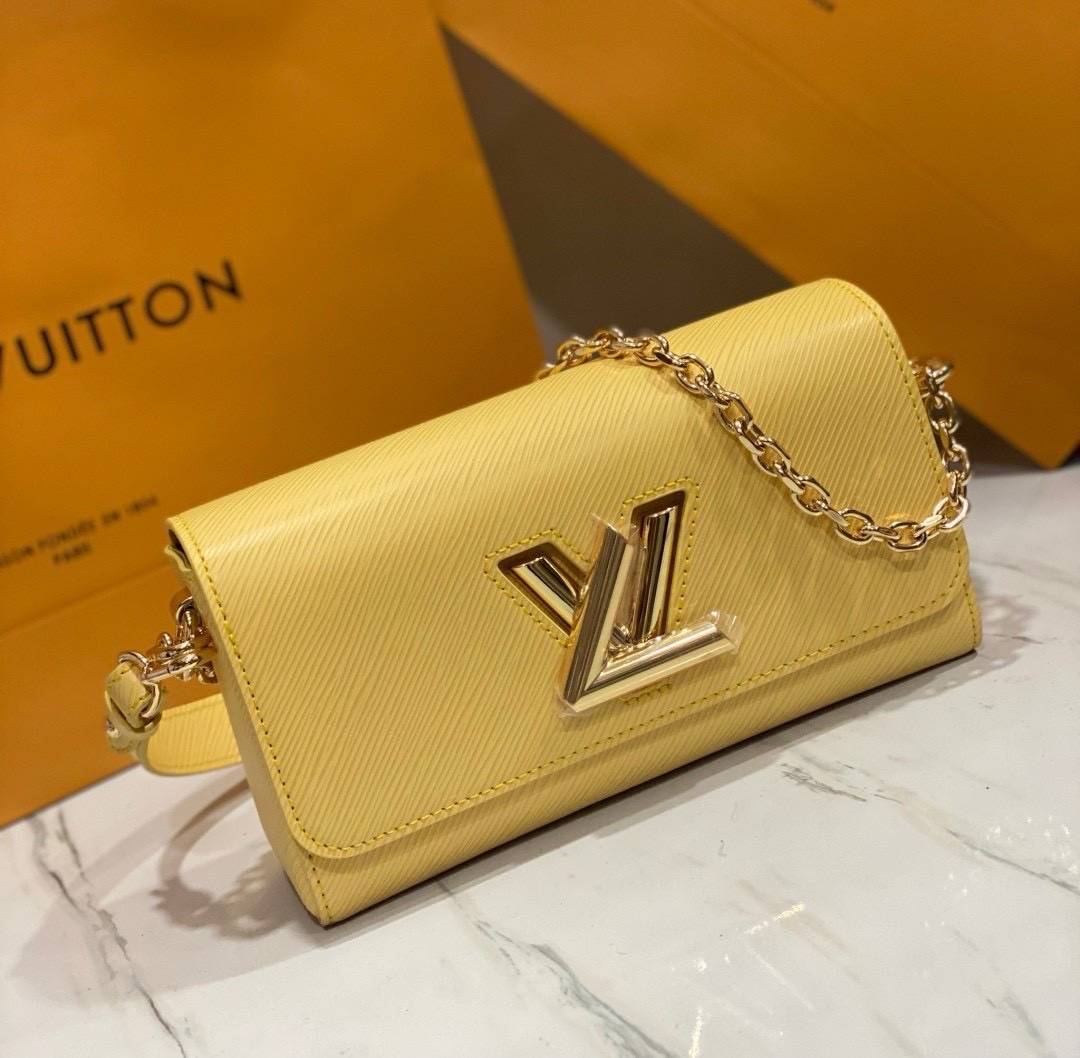 ORI หนังแท้ | LV Twist West Bag elongated shape in grained Epi leather กระเป๋าสะพาย/กระเป๋าถือ พร้อมสายโซ่ หนังลายเกรน Epi รูปทรงยาวและสง่างาม นำเสนอมุมมองใหม่สุดเท่ให้กับไอคอนของแบรนด์ ในหลากหลายเฉดสีทันสมัย