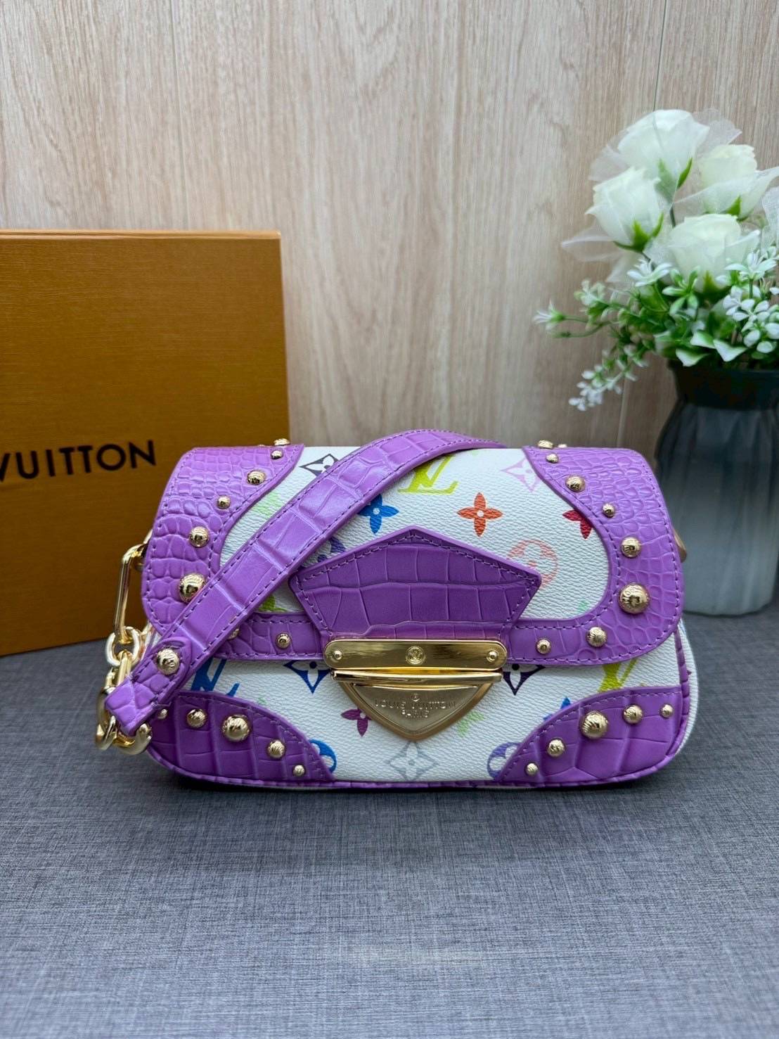 ORI หนังแท้ | Lv Marilyn White Multicolor Monogram Canvas Shoulder Bag กระเป๋าสะพายสไตล์วินเทจ ดีไซน์สีสันสดใสน่ารัก มีชีวิตชีวา โดดเด่นด้วยตัวล็อคด้านหน้าแบบกดขนาดใหญ่ จะถือแบบคล้องแขนหรือสะพายไหล่ก็ได้