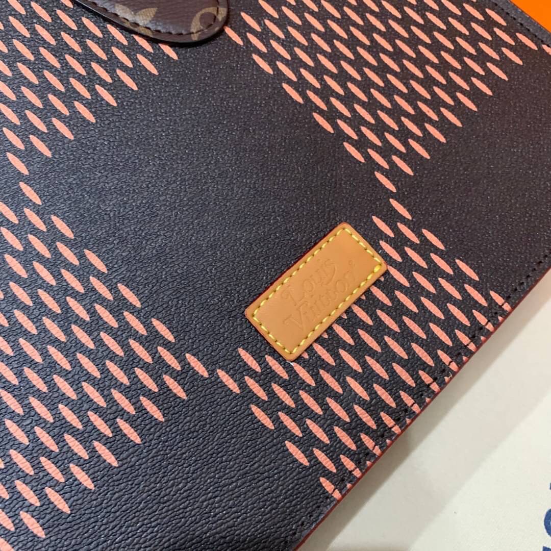 หนังแท้ LOUIS VUITTON MINI TOTE / LV MINI TOTE กระเป๋าทรงโท้ท โดดเด่นด้วยรายละเอียดของคลื่นใน Monogram เหมาะอย่างยิ่งสำหรับสิ่งของจำเป็น เช่น iPad โทรศัพท์ และสมุดโน้ต มีหูหิ้วแบบถอดได้สำหรับสะพายไหล่ ภาพสินค้าถ่ายจากงานขายจริง ใช้งานต่างประเทศได้