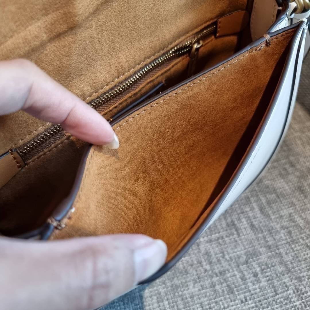 COACH C0749 BEAT SADDLE BAG The best item! ที่สาวๆรอคอย! ฮอตไฟลุก! สีหายาก ละมุนคุณหนู คอลเลคชั่นใหม่ ดีไซน์หรูหรา พิเศษมากๆมาพร้อมสายสะพาย 2 เส้น ใช้คู่กันหรือแยกสะพายก็สวยครบสูตร กระเป๋าสะพายทรง saddle คลาสสิค วัสดุหนัง glove-tanned ทนทาน เปิด-ปิดด้วยกร