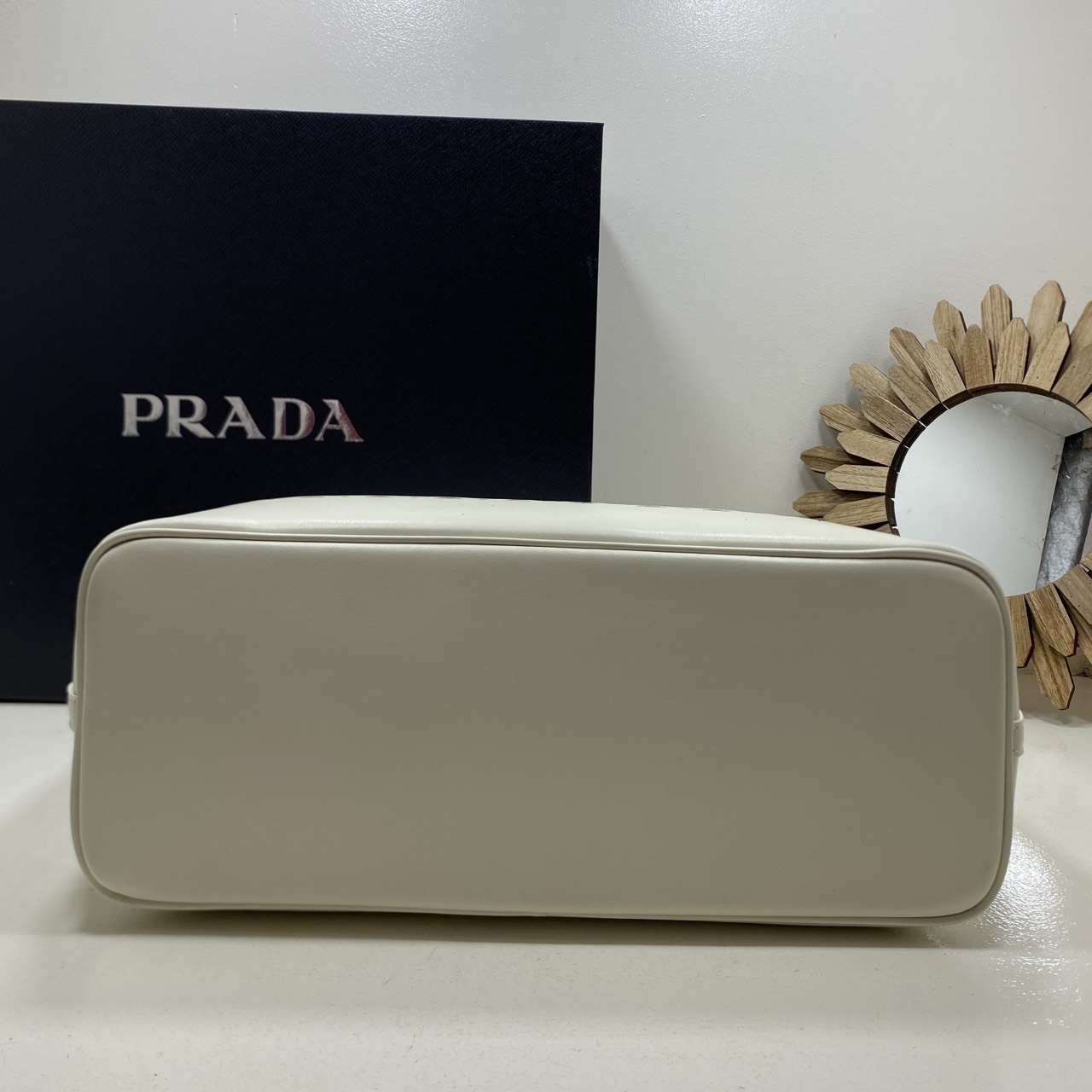 TOP ORI หนังแท้ | Prada Large perforated leather tote bag กระเป๋าทรงโท้ทใบใหญ่ ใจบางที่สุดกับคอลเลคชั่นนี้ ที่เพิ่มดีเทลความแพงด้วยการฉลุลวดลายรอบใบ ถักทอเป็นเส้นลายสานที่สวยงามมาก งานฝีมือจริงๆ