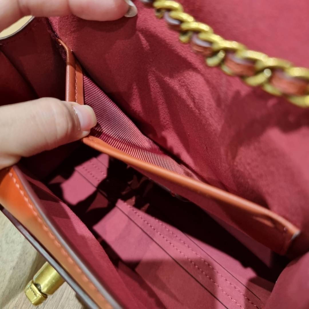 COACH 30592 PARKER 18 IN SIGNATURE CANVAS WITH RIVETS ไอเท็มยอดฮิต รุ่นหายาก!! sold out ไปหลายรอบ ก็ยังมีคนรอ!! กระเป๋าสะพายข้าง ไซส์กะทัดรัด พกพาง่าย ดีไซน์สวยด้วยการตอกหมุดเพิ่มดีเทล โดดเด่นด้วยตัวล็อครูปดอกไม้ วัสดุหนังแคนวาสเคลือบลายสลับหนังแท้ ภายในเ