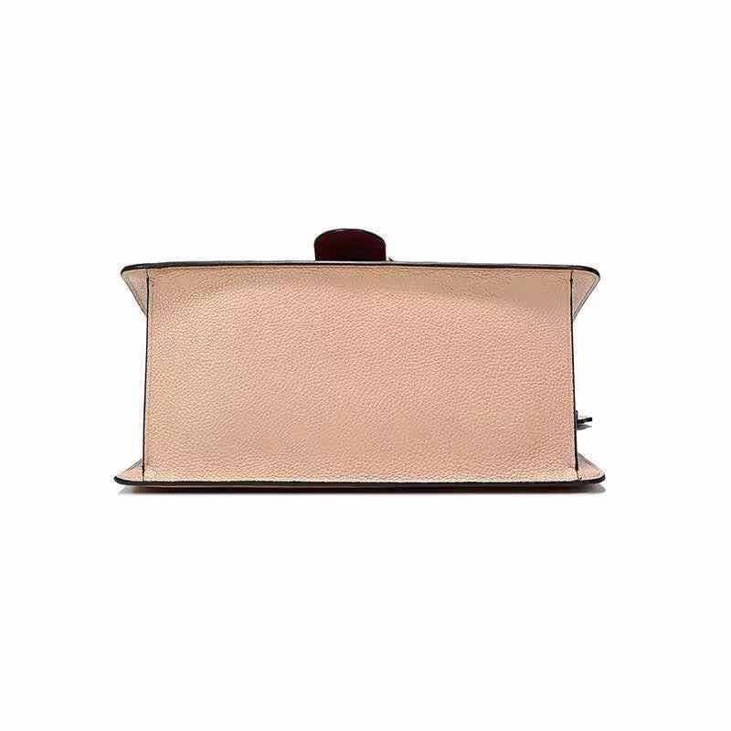 OUTLET 】COACH Tabby Shoulder Bag พร้อมส่งที่ไทย A modern take on an archival 1970s Coach design, our structured Tabby shoulder bag is crafted in polished pebble leather. Finished with our Signature hardware for an iconic touch, the versatile silhouette fe