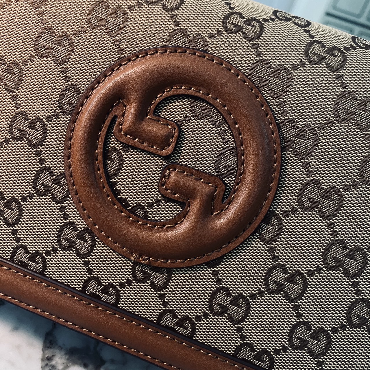 Gucci Blondie small top handle bag กระเป๋าสะพายรุ่นใหม่สุดไอคอนนิก งานหนังสวยมาก มีกลิ่นหอมอ่อนๆ เหมาะมากสำหรับของขวัญปีใหม่นี้ จะให้ตัวเองหรือให้เป็นของขวัญก็ดีงามมากๆ