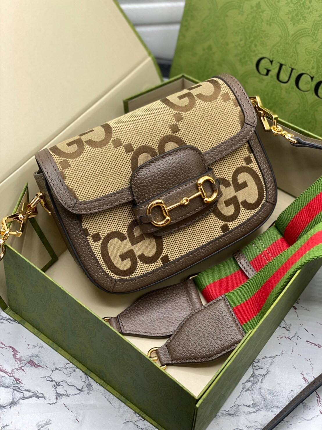 หนังแท้ 】Gucci Horsebit 1955 jumbo GG mini bag 20cm พร้อมส่งที่ไทย เกรดออริจินอล ลายใหม่ Jumbo Double G กระเป๋าสะพายขนาดมินิ โดดเด่นด้วยเว็บเฮาส์สีเขียวและสีแดงอันเป็นเอกลักษณ์ ซึ่งเป็นหัวเข็มขัดแบบร่วมสมัยของกุชชี่จากยุค 70 เสริมการออกแบบแต่ละชิ้นด้วยโลโ