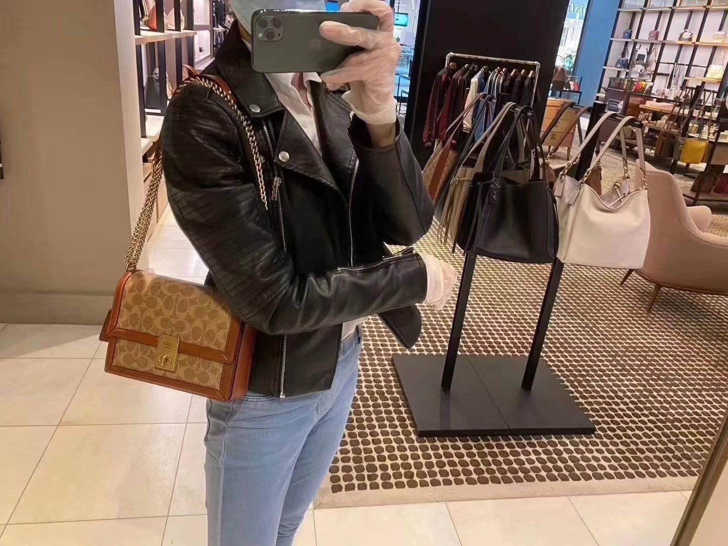 COACH 3492 HUTTON SHOULDER BAG IN SIGNATURE CANVAS sold out ไปกันทั่วหน้าในหลายประเทศ กับกระเป๋าสะพายที่สุดของความหรู ดีไซน์คลาสสิควินเทจ ลูกเล่นสีแทนสนิมตัดกับอะไหล่สีทองเหลืองดูย้อนยุคและหรูหรา วัสดุหนังแคนวาสสลับหนังแท้ สายสะพายโซ่สลับหนัง ปรับสะพายได้