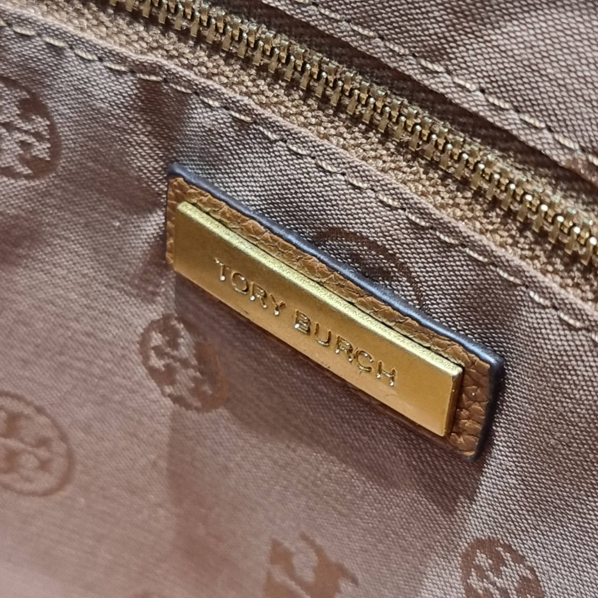 TORY BURCH BRITTEN SMALL SLOUCHY TOTE / TORY TOTE BAG / TORY BAG กระเป๋าสะพายตัวแม่ รุ่น top ที่สวยดูแพง ใช้งานสะดวกมาก ดีไซน์ออกมาได้เรียบหรู ผู้ดี