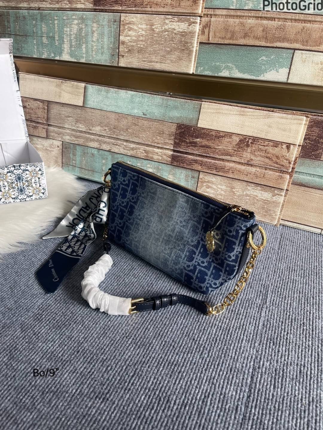 DIOR Pouch Denim with Short Chain กระเป๋าทรงพอชใบเล็กกะทัดรัด รุ่นเดนิมฟอกอะไหล่ทองสวยงาม ใช้งานง่ายพร้อมสายสะพายหนังสลับโซ่ ใบจริงสวยมากค่ะ