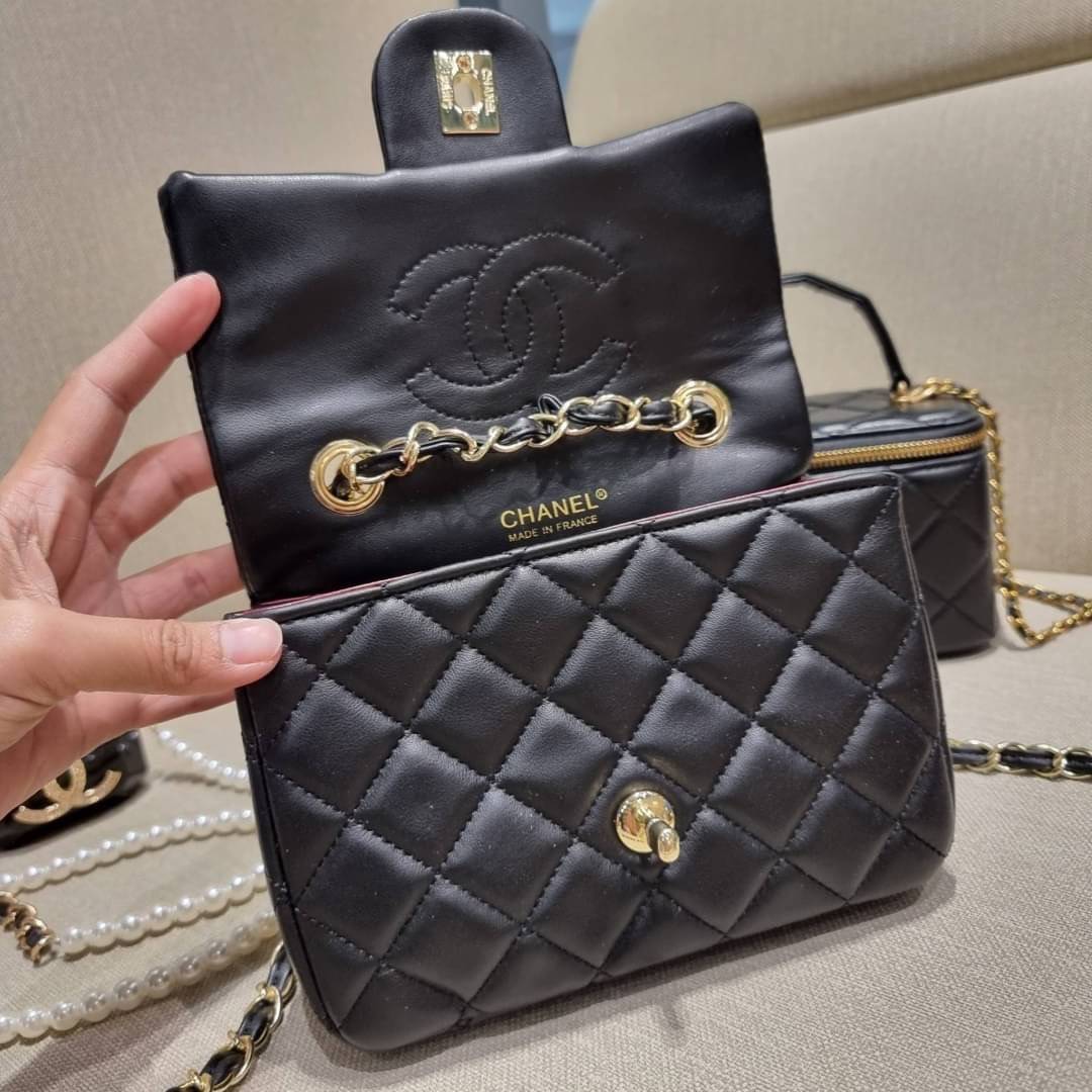 VIP 🥂 เซ็ทคือที่สุดของความคุ้ม EXCLUSIVE MIX ITEM!! CHANEL GIFT BOX SET กลับมาอีกครั้งกับไอเท็มสุดหรูชวนให้สะสม สุดยอดของรุ่นยอดฮิตพร้อมเสิร์ฟครบชุด สุดคุ้ม มาพร้อมกระเป๋าสะพายถึง 2 ใบ คอลเลคชั่นของมันต้องมี ทั้งตัวคลาสสิคและ vanity และสุดยอดของหา