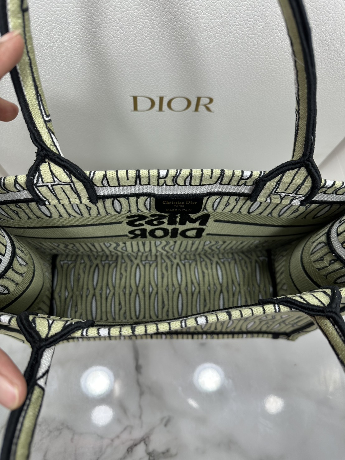 ORI หนังแท้ | Dior Miss Dior Allover Book Tote Handbag 14" กระเป๋าทรงโท้ทคอลใหม่ ดีไซน์ลวดลายกราฟฟิกสวยงามและหรูหราโดดเด่นไม่เหมือนใคร