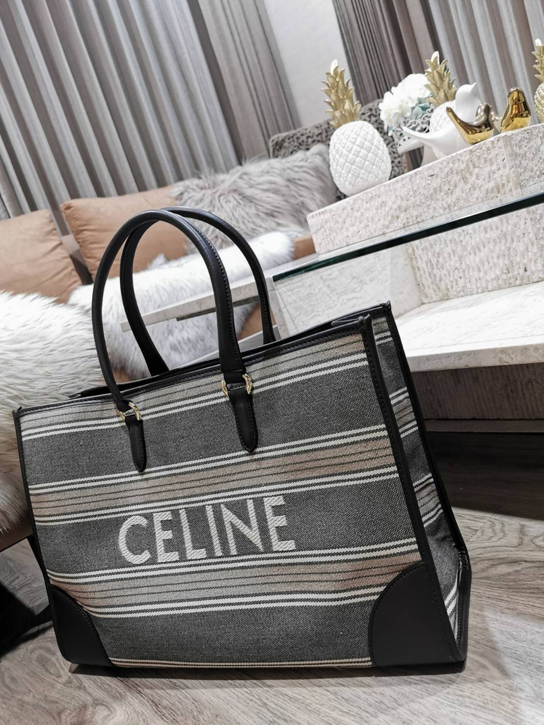 CELINE LARGE TOTE BAG VIP GIFT WITH PURCHASE (GWP) กระเป๋าพรีเมี่ยมกิ๊ฟ Limited จาก CELINE HAUTE PARFUME DUTYFREE COUNTER วัสดุ CANVAS ตัดหนังในดีไซน์ Casual สวยหรูสุดคลาสสิคใบใหญ่กำลังดีใส่สัมภาระได้เยอะ เปิดปิดด้วยกระดุม ภายในโล่งกว้าง มีช่องซิปและช่องใ