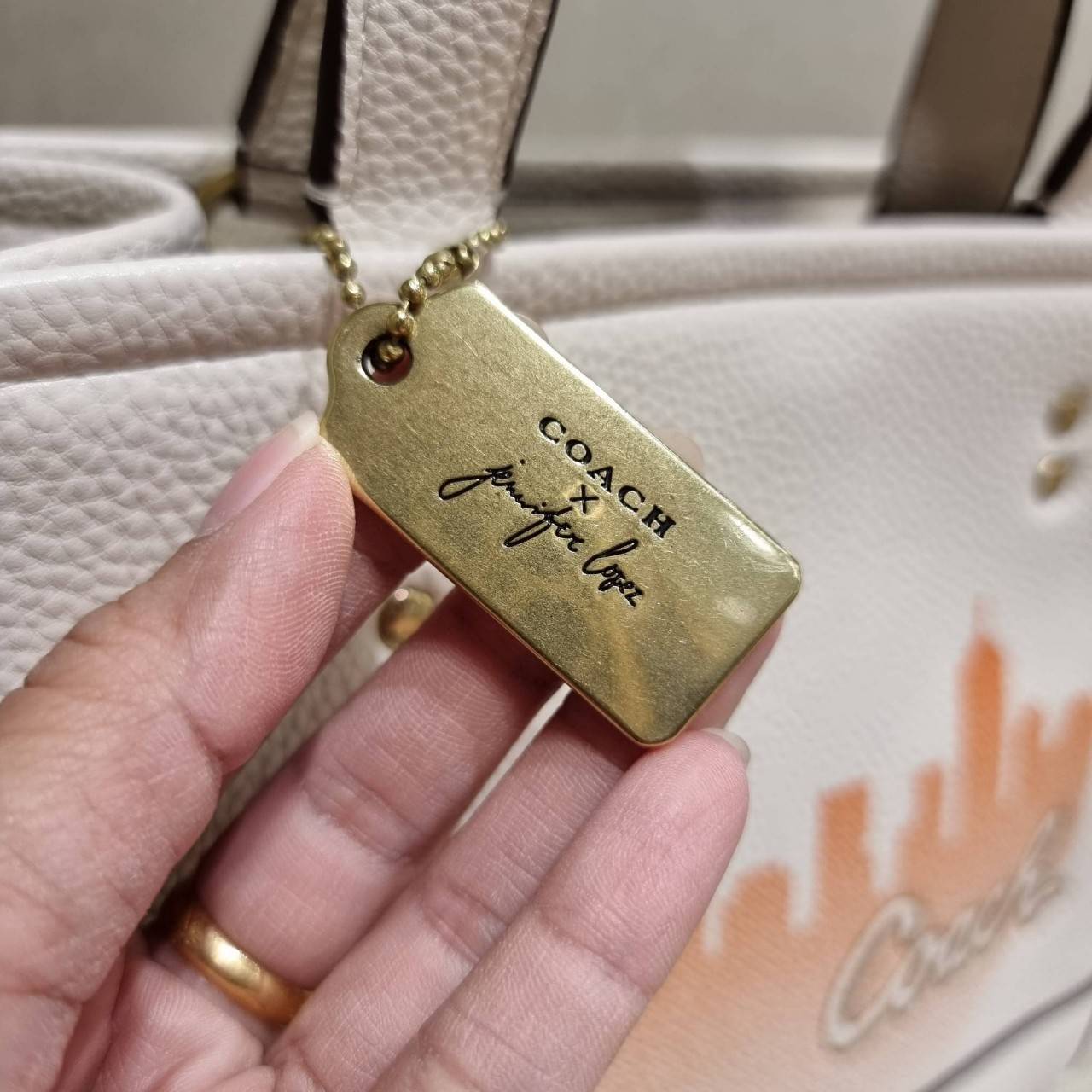 COACH C6494 COACH x JENNIFER LOPEZ DEMPSEY TOTE 22 WITH NYC SKYLINE คอลเลคชั่นใหม่ล่าสุด ยังไม่เข้า shop ไทย!! สุดยอดตัวแม่แห่งความเซ็กซี่ เจนนิเฟอร์ โลเปซ คอลแลบกับแบรนด์ เพิ่มความมีเสน่ห์ให้กับไอเท็มนี้ได้อย่างไม่ต้องสืบ!! กระเป๋าสะพายทรงโท้ท ดีไซน์โดดเ