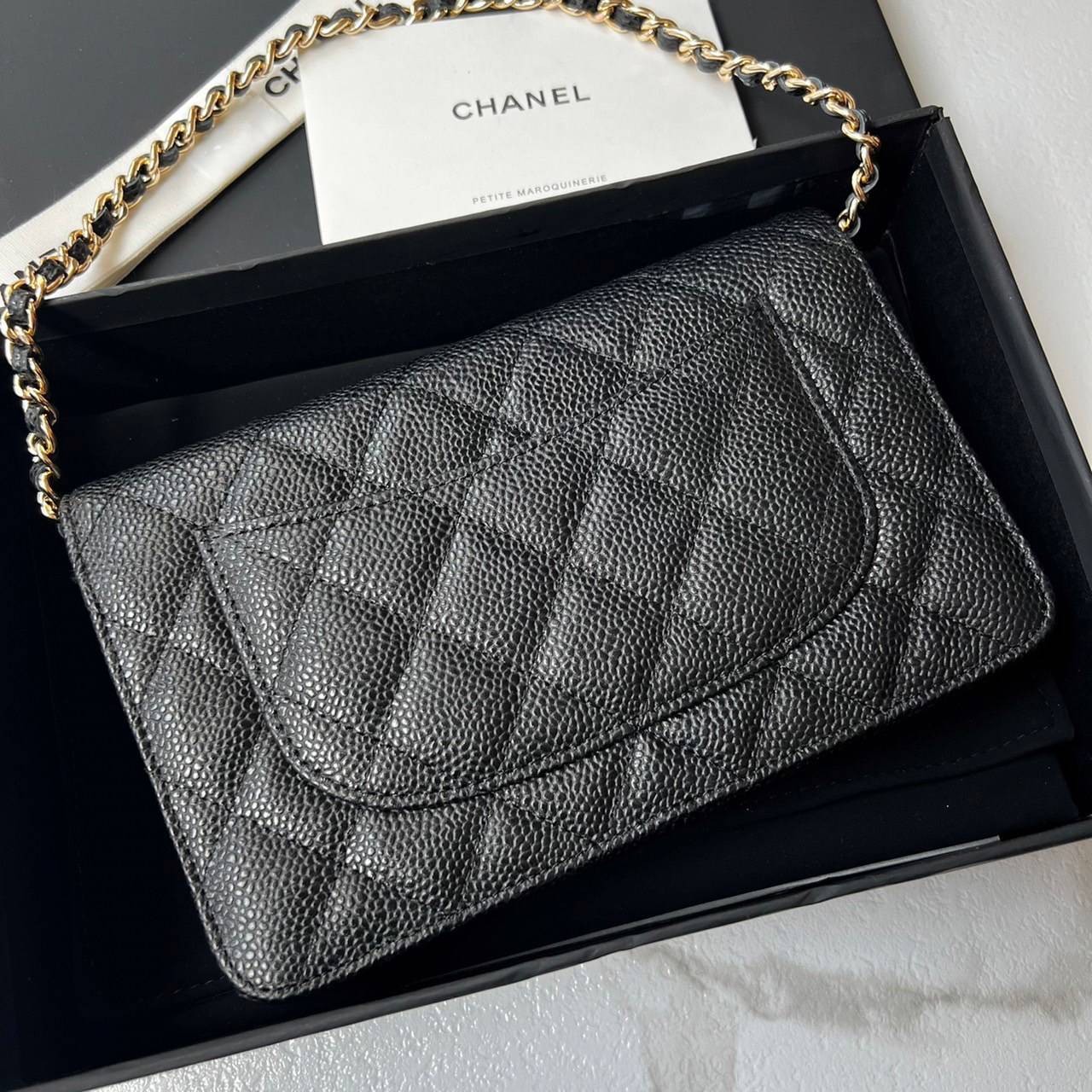 CHANEL WALLET ONCHAIN งานหนังแท้สวยหรู ใช้ ตทป ได้ กระดุมแม่เหล็ก ตามฉบับ HOLO ปีใหม่ ตามภาพที่ถ่ายเลย ตรงกับการ์ด รุ่นที่สาวๆ ทุกคนต้องมี เห็นเล็กๆ แบบนี้แต่ใส่ของได้เยอะมาก สามารถไช้แทนกระเป๋าคลัชถือได้ด้วย ครบจบในใบเดียวเลยค่ะ ภาพงานจริง ไม่ผิดหวังค่ะ