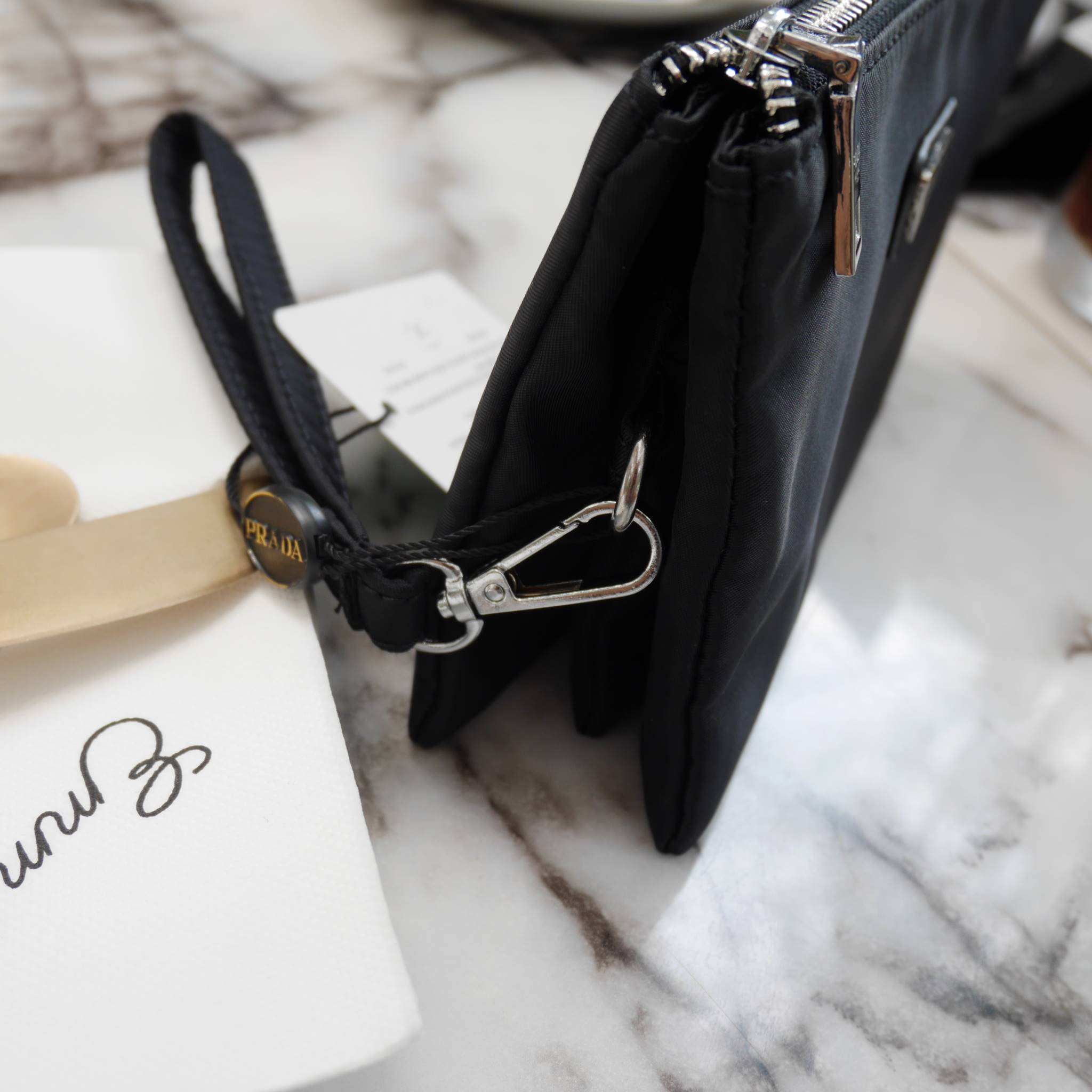 ได้งานมินิน่ารัก กระเป๋าคล้องมืองานพรีเมี่ยมกิ้ฟท์ จาก PRADA มาค้า ตัวนี้คุ้มสุดๆ โดดเด่นที่ ตัวกระเป๋าผ้าไนล่อน **อะไหล่เงินเงา น้ำหนักเบา สายคล้องแขนถอดได้ มีช่องแบ่งเก็บของ 3 ช่องซิปเลย ช่องตรงกลางสามารถ ใส่บัตรได้ด้วยค้า ใส่ iphone6 ได้น้าาา **สวยคุ้ม