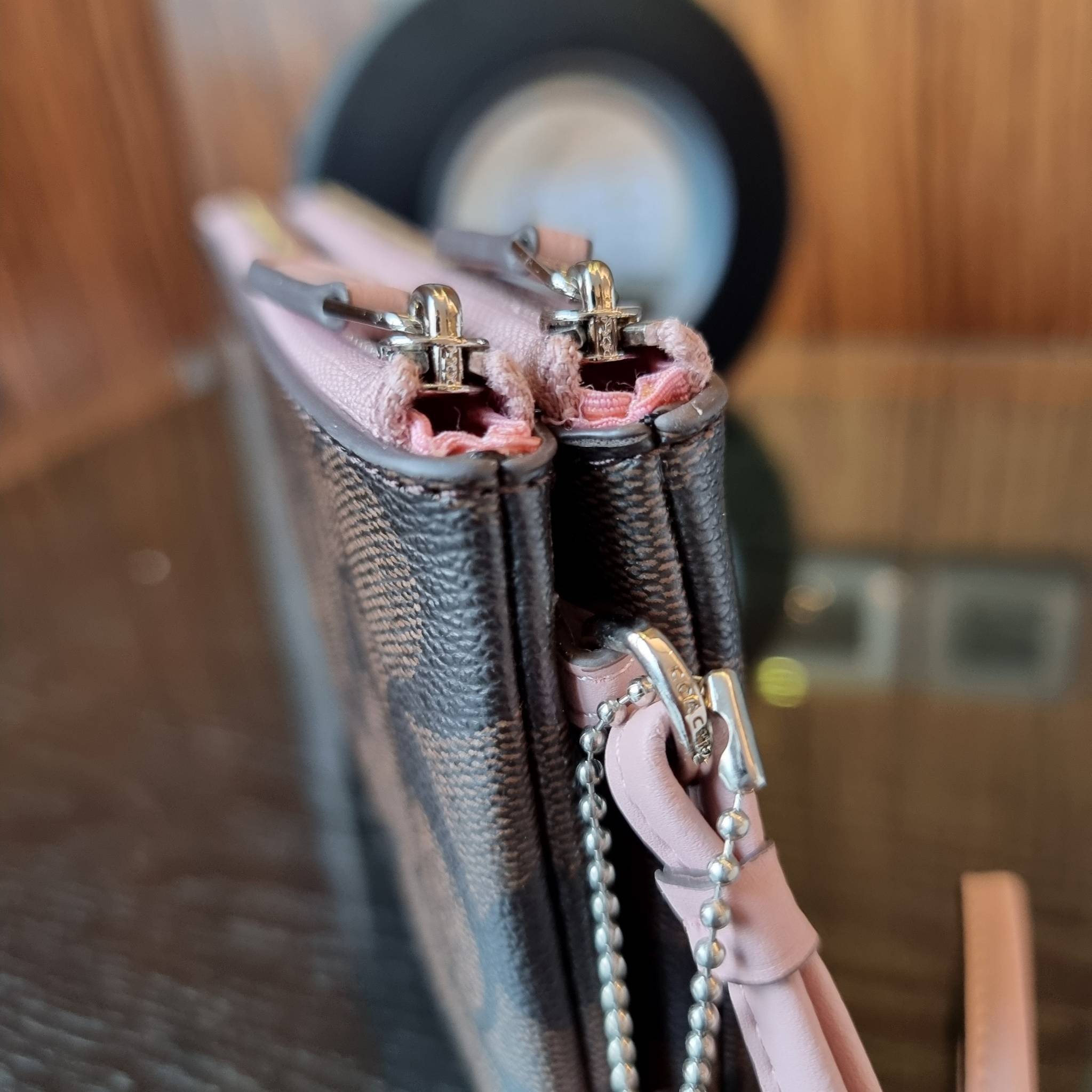 COACH F87591 DOUBLE CORNER ZIP WALLET IN SIGNATURE COATED CANVAS คล้องมือรุ่น 2 ซิป!! มาแล้วจ้า 🌟🤗 ไซส์นี้คือเหมาะมือจริงๆ พกง่ายเช่นเคย ไม่ต้องกังวลว่าจะเกะกะหรือกินพื้นที่กระเป๋าหลัก วัสดุหนังแคนวาสเคลือบลาย มีช่องหลักแยก 2 ช่อง ภายในบุผ