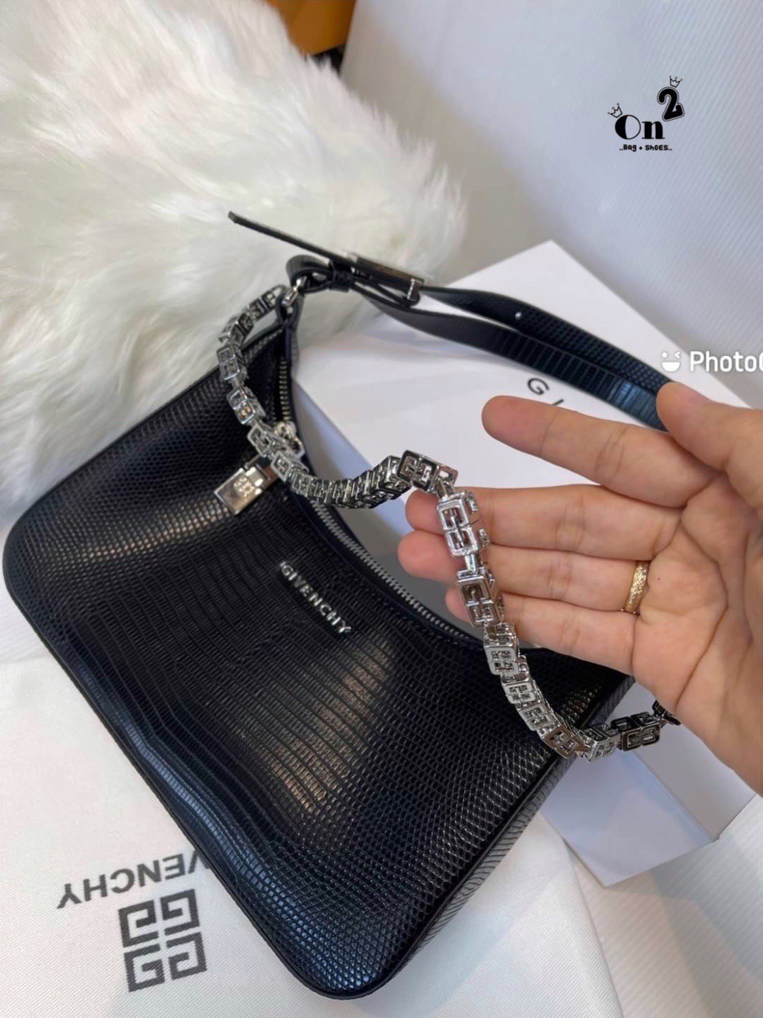 Givenchy Black Moon Cut Out Shoulder Bag พร้อมส่งที่ไทย กระเป๋าสะพายไหล่งานซิปใบเล็ก หน้าติดโลโก้แบรนด์มาพร้อมสายโซ่ งานสวยตามรูป อะไหล่เงิน สายสะพายปรับระดับได้ เกรดมิลเลอร์สวยหรู สาวๆ รีบจับจอง อย่าคิดนาน ราคานี้กับคุณภาพถือว่าคับแก้วมั๊กมากกกก ไม่ซื้อท