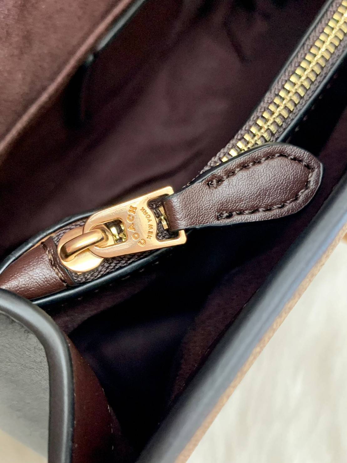 สวย หรู ดูดี รุ่นนี้กัยเลยค่า!! COACH TILLY TOP HANDLE SATCHEL IN SIGNATURE ((76620)) พร้อมส่งความสวย ห้ามพลาดค่ะ! กระเป๋าหิ้ว//คล้องมือ//สะพายข้างได้ ทรงสวย หนังแท้เรียบ+ลายCได้สวยงามค่ะ เปิดปิดกระเป๋าแบบหมุนล็อค ภายในมีช่องหลักใส่ของ2ช่อง สามารถใส่กระเป