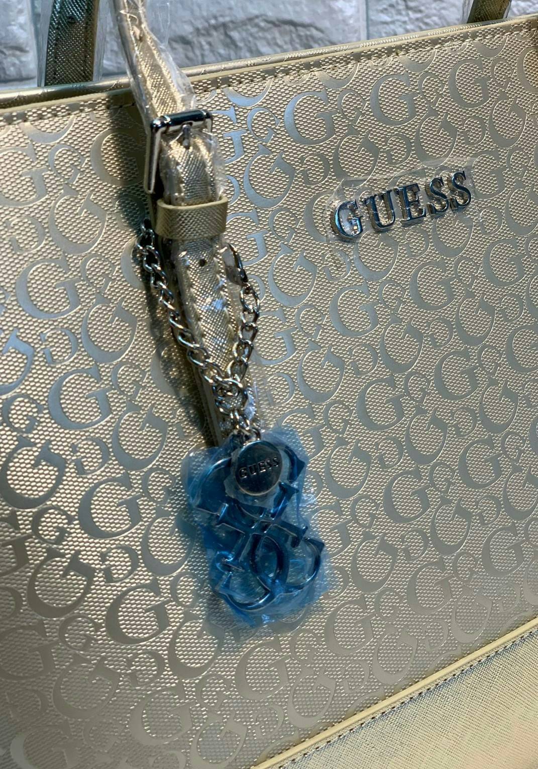 GUESS WOMEN LARGE TOTE BAG กระเป๋าถือ//สะพายไหล่ ทรง Tote ตัวกระเป๋าลายแบรนด์ทั้งใบ ผสมหนังซาฟเฟียโน่ตรงขอบล่างกระเป๋าค่ะ ด้านหน้าห้อยอะไหล่แบรนด์มาให้ เปิดปิดกระเป๋าแบบซิป ภายในโล่ง กว้าง ใส่ของได้จุค่ะ มีช่องซิปและช่องเล็กใส่ของจุกจิกนะค่ะ หูหิ้วสามารถป