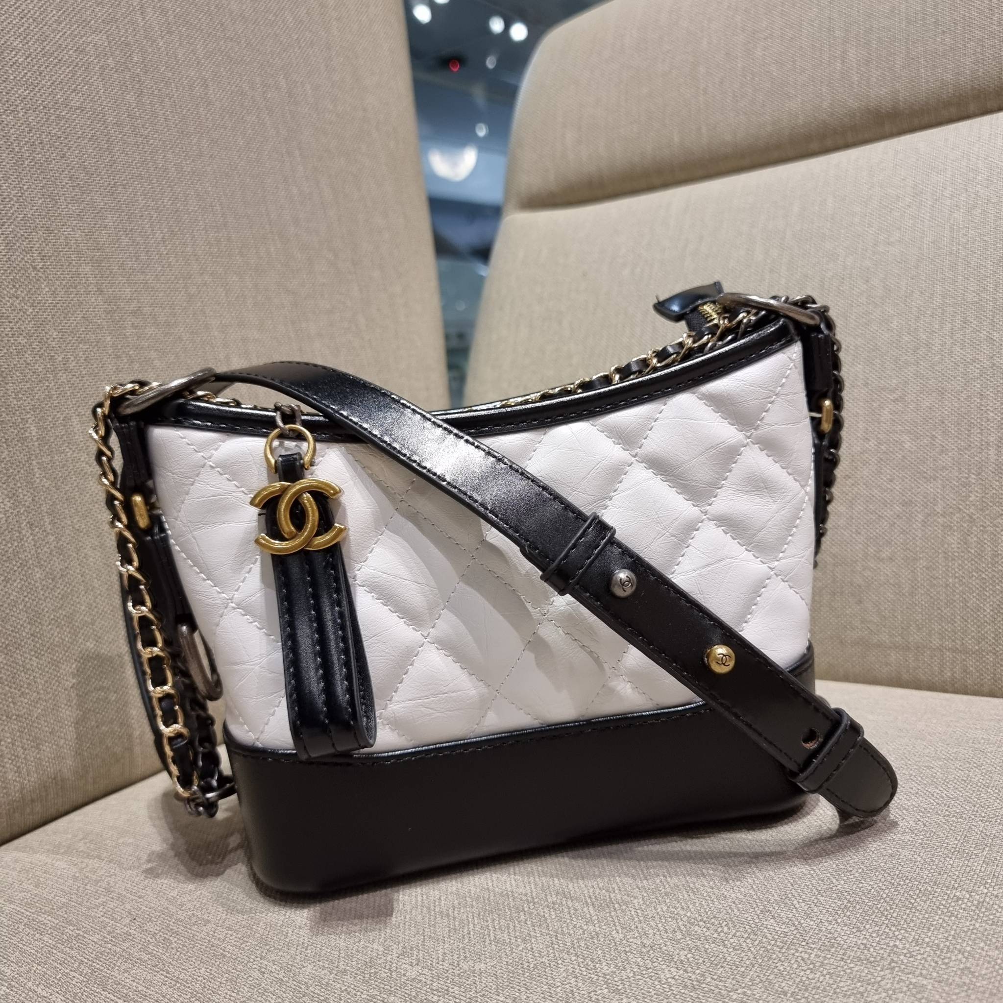 9" CHANEL SHOULDER BAG / CHANEL GABRIELLE HOBO BAG ไซส์คลาสสิค กระเป๋าสะพายข้าง/ไหล่ หนังแท้ นิ่ม หรู มาพร้อมพวงกุญแจสัญลักษณ์แบรนด์ อะไหล่พร้อมโซ่สะพายสีทองสลับสีเงินรมดำ สามารถสะพาย crossbody หรือสะพายไหล่ได้หมด สะพายแล้วขับผิวมากๆ เปิด-ปิดกระเป๋าด