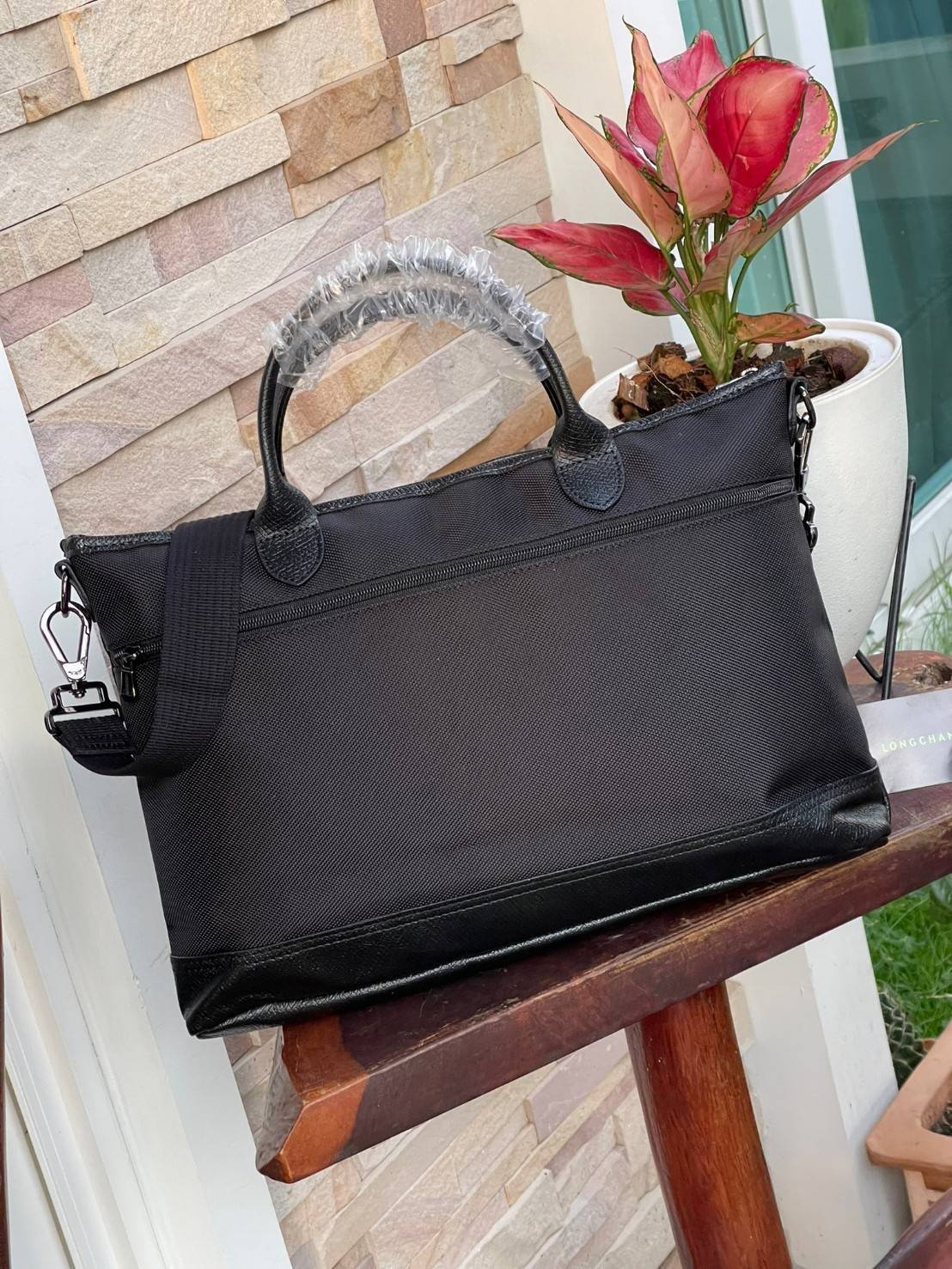 LONGCHAMP BOXFORD TRAVEL BAG M กระเป๋าเดินทางขนาดกลาง มาพร้อมสายสะพายที่สามารถถอดได้ ให้คุณเลือกสะพายไหล่หรือถือได้ มีซิปรูดเปิดปิดกระเป๋าที่ให้คุณมั่นใจได้ว่าคุณจัดเก็บไอเท็มของคุณได้อย่างมิดชิด บ็อคฟอร์ด (BOXFORD) สะท้อนความเป็นเอกลักษณ์ของแบรนด์ที่เปี่